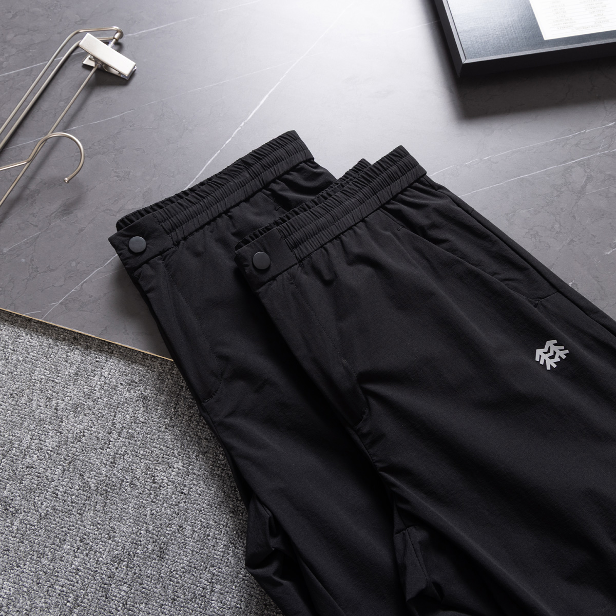 💰135KL可隆KolonSport25夏季薄款男户外火山岩科技防泼水休闲速干直筒裤子抗菌V形版休闲男裤
采用新型TECHNOLOGY火山岩科技面料（锦纶72%聚酯纤维17%氨纶11%），具有防泼水、抗污、抗菌、防晒性能
升级加入LYCRA®莱卡纤维，保障持久弹力运动性能
松紧腰+一粒扣拉链门襟， 不破坏原来腰头的美观度 达到一定的舒展量性能 
通身3个拉链式的隐藏口袋，出门安全感十分
看似平平无奇的简约款式，但技术性能一点也不简单。适应运动 休闲 日常等各种场合穿，随便搭配个运动鞋 休闲裤 都ok
全新V-FIT版型，臀部及大腿部位设有余量，便于大幅运动
封神，各位boss 不仅户外可以穿，商务休闲搭配也完全可以
软壳质地柔韧轻盈不拘束，布面致密柔韧有筋骨
户外爱好者必入这一条！品质杠杠硬 
颜色： 黑色
尺码：L  XL  XXL  3XL  4XL
尺码推荐：
L适合130斤以内        XL适合130–150斤
XXL适合150–170斤    3XL适合170–190斤   4XL适合190–210斤