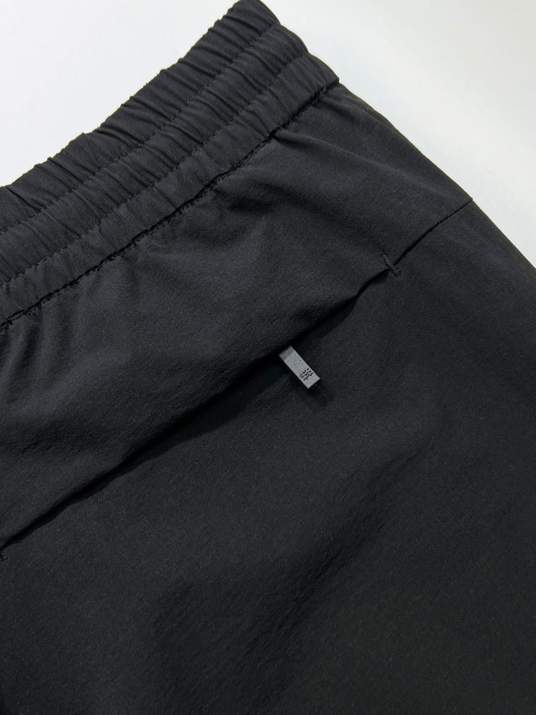 💰135KL可隆KolonSport25夏季薄款男户外火山岩科技防泼水休闲速干直筒裤子抗菌V形版休闲男裤
采用新型TECHNOLOGY火山岩科技面料（锦纶72%聚酯纤维17%氨纶11%），具有防泼水、抗污、抗菌、防晒性能
升级加入LYCRA®莱卡纤维，保障持久弹力运动性能
松紧腰+一粒扣拉链门襟， 不破坏原来腰头的美观度 达到一定的舒展量性能 
通身3个拉链式的隐藏口袋，出门安全感十分
看似平平无奇的简约款式，但技术性能一点也不简单。适应运动 休闲 日常等各种场合穿，随便搭配个运动鞋 休闲裤 都ok
全新V-FIT版型，臀部及大腿部位设有余量，便于大幅运动
封神，各位boss 不仅户外可以穿，商务休闲搭配也完全可以
软壳质地柔韧轻盈不拘束，布面致密柔韧有筋骨
户外爱好者必入这一条！品质杠杠硬 
颜色： 黑色
尺码：L  XL  XXL  3XL  4XL
尺码推荐：
L适合130斤以内        XL适合130–150斤
XXL适合150–170斤    3XL适合170–190斤   4XL适合190–210斤