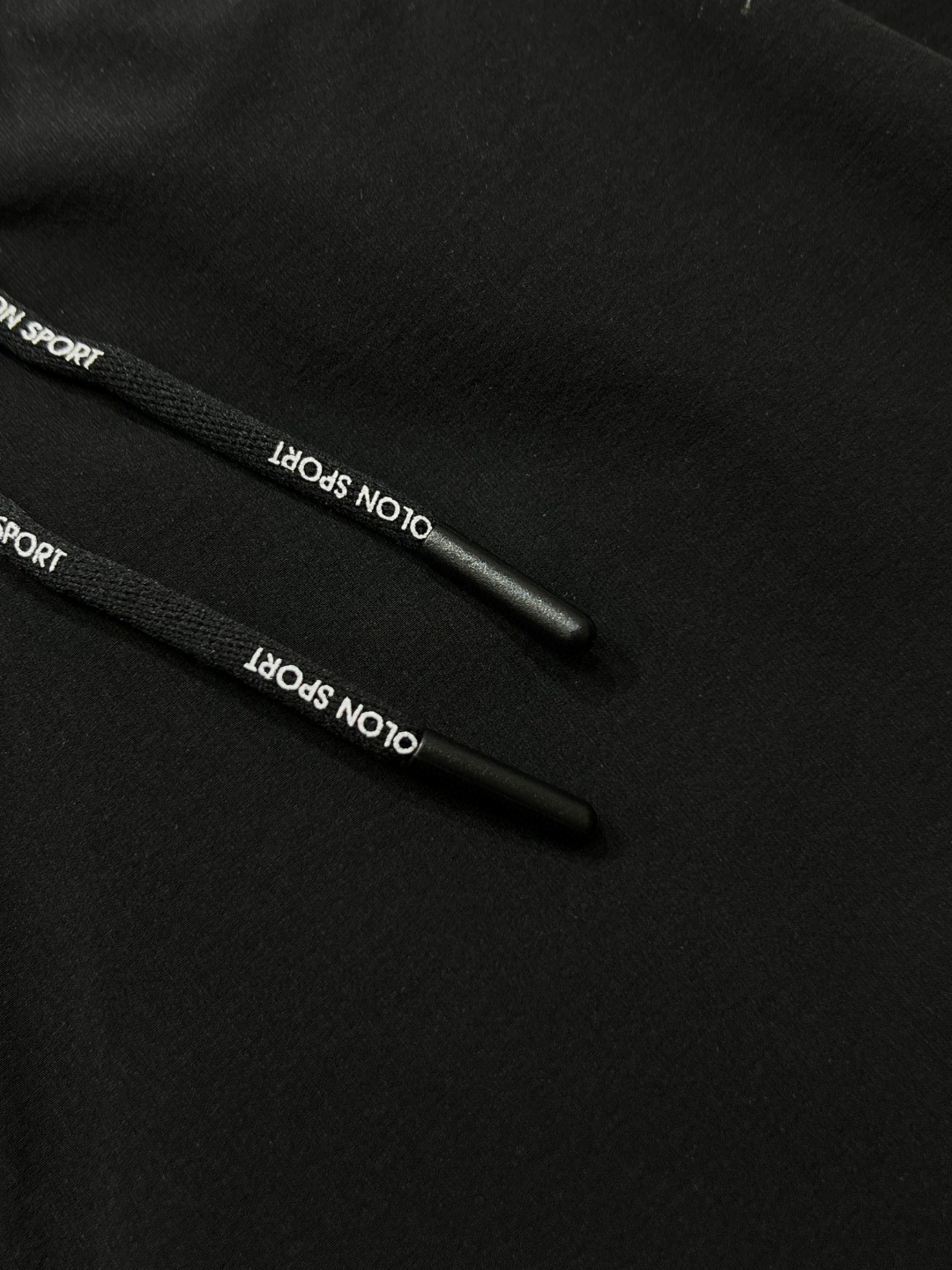 💰135KL可隆KolonSport25夏季薄款男户外火山岩科技防泼水休闲速干直筒裤子抗菌V形版休闲男裤
采用新型TECHNOLOGY火山岩科技面料（锦纶72%聚酯纤维17%氨纶11%），具有防泼水、抗污、抗菌、防晒性能
升级加入LYCRA®莱卡纤维，保障持久弹力运动性能
松紧腰+一粒扣拉链门襟， 不破坏原来腰头的美观度 达到一定的舒展量性能 
通身3个拉链式的隐藏口袋，出门安全感十分
看似平平无奇的简约款式，但技术性能一点也不简单。适应运动 休闲 日常等各种场合穿，随便搭配个运动鞋 休闲裤 都ok
全新V-FIT版型，臀部及大腿部位设有余量，便于大幅运动
封神，各位boss 不仅户外可以穿，商务休闲搭配也完全可以
软壳质地柔韧轻盈不拘束，布面致密柔韧有筋骨
户外爱好者必入这一条！品质杠杠硬 
颜色： 黑色
尺码：L  XL  XXL  3XL  4XL
尺码推荐：
L适合130斤以内        XL适合130–150斤
XXL适合150–170斤    3XL适合170–190斤   4XL适合190–210斤