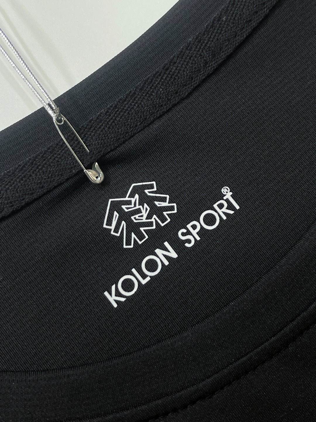 💰65
KOLON SPORT可隆T恤短袖夏速干弹力男士接触凉感防晒UPF50+圆领上衣
采用抑菌超细珠地速干冰丝弹力面料 手感凉爽,顺滑,细腻,弹性十足! 不勾丝不起球!丝光处理,有天丝般的冰凉舒爽夏凉感!不变形,不缩水!
经典LOGO硅胶立体印花,美观大气,上身超级有型!高品质,四针六线高端工艺做工精细!无论居家,出游,健身,晨练都是最好的选择!面料版型超级超级赞,透气性强,三标齐全,
尺码 M--3XL 颜色:黑色 白色 (建议体重适合大部分人可根据自身穿衣习惯调整)
M 肩宽 44 胸围102 袖长 19 衣长 65 建议100-120斤
L 肩宽 45 胸围106 袖长 20 衣长 67 建议120-135斤
XL 肩宽47 胸围110 袖长 21 衣长 69 建议135-155斤
2XL 肩宽48 胸围114 袖长 22 衣长 71 建议150-170斤
3XL 肩宽50 胸围118 袖长 23 衣长 73 建议170-190斤