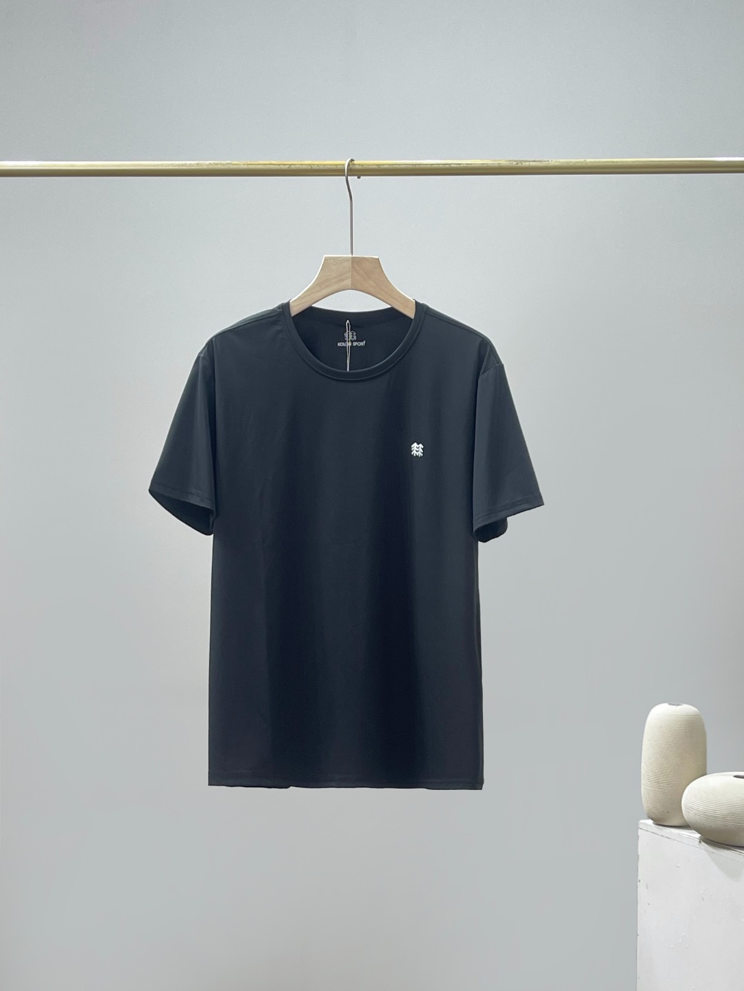 💰65
KOLON SPORT可隆T恤短袖夏速干弹力男士接触凉感防晒UPF50+圆领上衣
采用抑菌超细珠地速干冰丝弹力面料 手感凉爽,顺滑,细腻,弹性十足! 不勾丝不起球!丝光处理,有天丝般的冰凉舒爽夏凉感!不变形,不缩水!
经典LOGO硅胶立体印花,美观大气,上身超级有型!高品质,四针六线高端工艺做工精细!无论居家,出游,健身,晨练都是最好的选择!面料版型超级超级赞,透气性强,三标齐全,
尺码 M--3XL 颜色:黑色 白色 (建议体重适合大部分人可根据自身穿衣习惯调整)
M 肩宽 44 胸围102 袖长 19 衣长 65 建议100-120斤
L 肩宽 45 胸围106 袖长 20 衣长 67 建议120-135斤
XL 肩宽47 胸围110 袖长 21 衣长 69 建议135-155斤
2XL 肩宽48 胸围114 袖长 22 衣长 71 建议150-170斤
3XL 肩宽50 胸围118 袖长 23 衣长 73 建议170-190斤