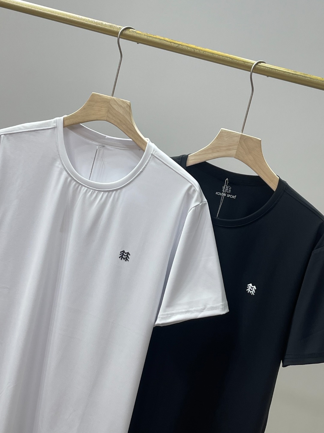 💰65
KOLON SPORT可隆T恤短袖夏速干弹力男士接触凉感防晒UPF50+圆领上衣
采用抑菌超细珠地速干冰丝弹力面料 手感凉爽,顺滑,细腻,弹性十足! 不勾丝不起球!丝光处理,有天丝般的冰凉舒爽夏凉感!不变形,不缩水!
经典LOGO硅胶立体印花,美观大气,上身超级有型!高品质,四针六线高端工艺做工精细!无论居家,出游,健身,晨练都是最好的选择!面料版型超级超级赞,透气性强,三标齐全,
尺码 M--3XL 颜色:黑色 白色 (建议体重适合大部分人可根据自身穿衣习惯调整)
M 肩宽 44 胸围102 袖长 19 衣长 65 建议100-120斤
L 肩宽 45 胸围106 袖长 20 衣长 67 建议120-135斤
XL 肩宽47 胸围110 袖长 21 衣长 69 建议135-155斤
2XL 肩宽48 胸围114 袖长 22 衣长 71 建议150-170斤
3XL 肩宽50 胸围118 袖长 23 衣长 73 建议170-190斤