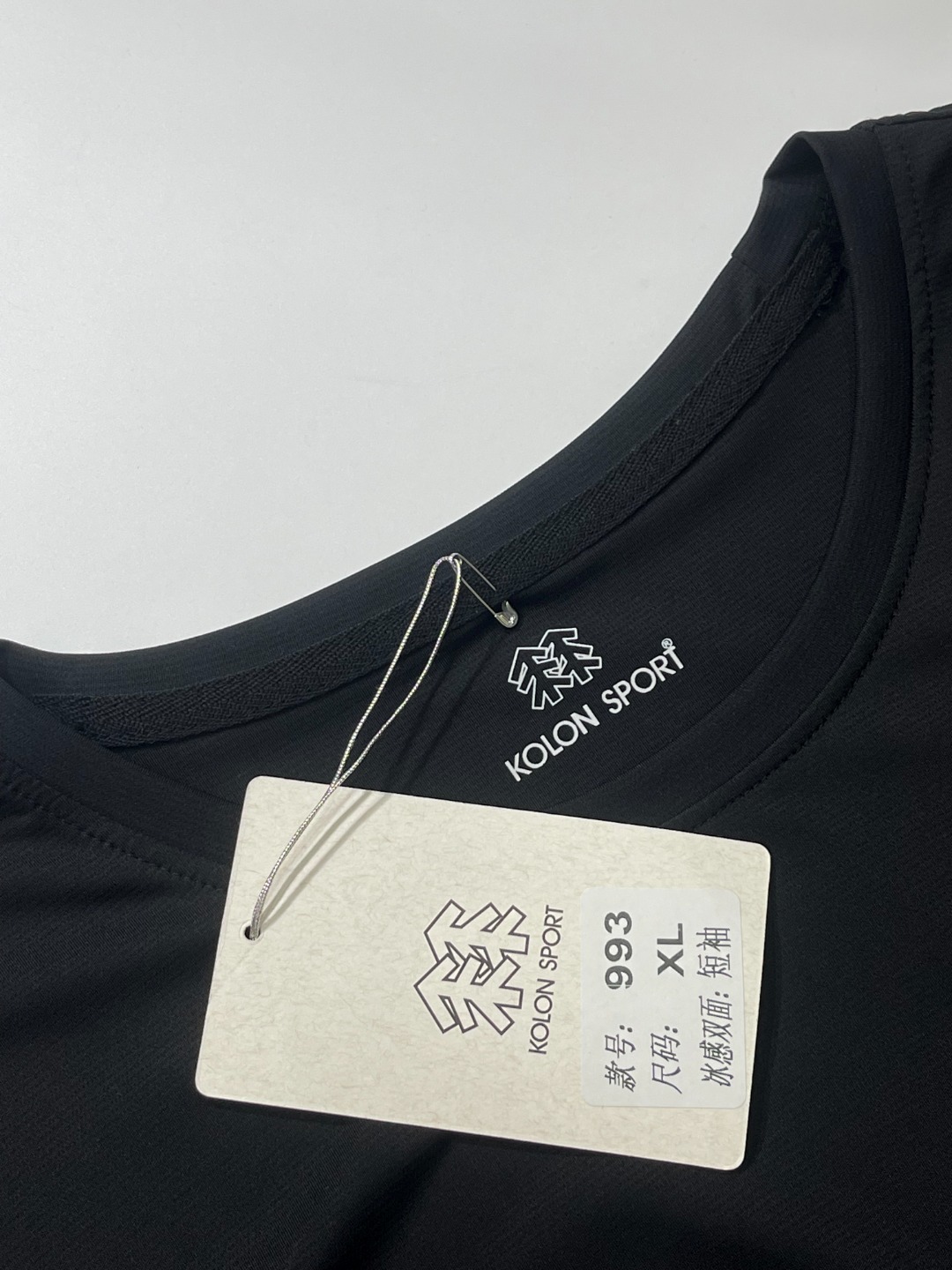 💰65
KOLON SPORT可隆T恤短袖夏速干弹力男士接触凉感防晒UPF50+圆领上衣
采用抑菌超细珠地速干冰丝弹力面料 手感凉爽,顺滑,细腻,弹性十足! 不勾丝不起球!丝光处理,有天丝般的冰凉舒爽夏凉感!不变形,不缩水!
经典LOGO硅胶立体印花,美观大气,上身超级有型!高品质,四针六线高端工艺做工精细!无论居家,出游,健身,晨练都是最好的选择!面料版型超级超级赞,透气性强,三标齐全,
尺码 M--3XL 颜色:黑色 白色 (建议体重适合大部分人可根据自身穿衣习惯调整)
M 肩宽 44 胸围102 袖长 19 衣长 65 建议100-120斤
L 肩宽 45 胸围106 袖长 20 衣长 67 建议120-135斤
XL 肩宽47 胸围110 袖长 21 衣长 69 建议135-155斤
2XL 肩宽48 胸围114 袖长 22 衣长 71 建议150-170斤
3XL 肩宽50 胸围118 袖长 23 衣长 73 建议170-190斤