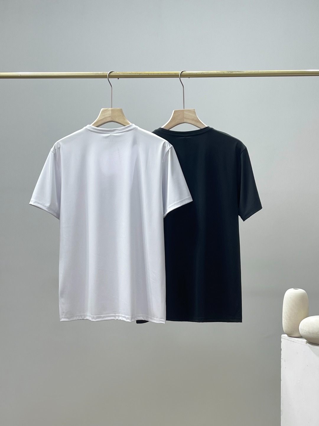 💰65
KOLON SPORT可隆T恤短袖夏速干弹力男士接触凉感防晒UPF50+圆领上衣
采用抑菌超细珠地速干冰丝弹力面料 手感凉爽,顺滑,细腻,弹性十足! 不勾丝不起球!丝光处理,有天丝般的冰凉舒爽夏凉感!不变形,不缩水!
经典LOGO硅胶立体印花,美观大气,上身超级有型!高品质,四针六线高端工艺做工精细!无论居家,出游,健身,晨练都是最好的选择!面料版型超级超级赞,透气性强,三标齐全,
尺码 M--3XL 颜色:黑色 白色 (建议体重适合大部分人可根据自身穿衣习惯调整)
M 肩宽 44 胸围102 袖长 19 衣长 65 建议100-120斤
L 肩宽 45 胸围106 袖长 20 衣长 67 建议120-135斤
XL 肩宽47 胸围110 袖长 21 衣长 69 建议135-155斤
2XL 肩宽48 胸围114 袖长 22 衣长 71 建议150-170斤
3XL 肩宽50 胸围118 袖长 23 衣长 73 建议170-190斤