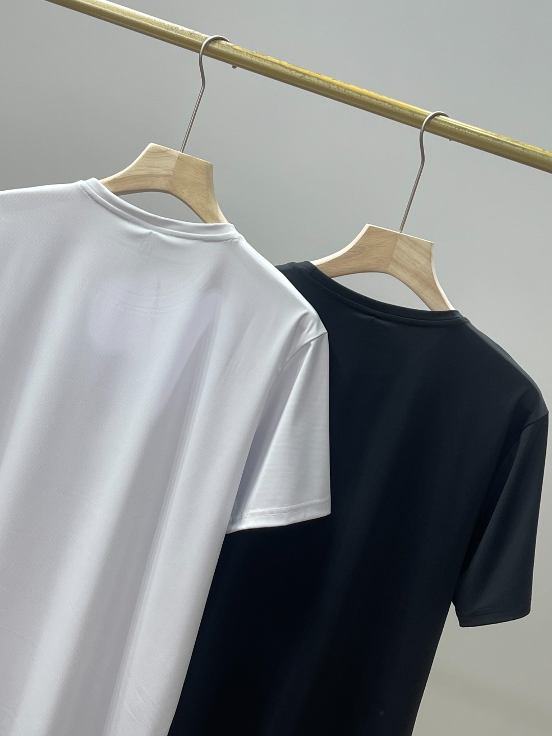 💰65
KOLON SPORT可隆T恤短袖夏速干弹力男士接触凉感防晒UPF50+圆领上衣
采用抑菌超细珠地速干冰丝弹力面料 手感凉爽,顺滑,细腻,弹性十足! 不勾丝不起球!丝光处理,有天丝般的冰凉舒爽夏凉感!不变形,不缩水!
经典LOGO硅胶立体印花,美观大气,上身超级有型!高品质,四针六线高端工艺做工精细!无论居家,出游,健身,晨练都是最好的选择!面料版型超级超级赞,透气性强,三标齐全,
尺码 M--3XL 颜色:黑色 白色 (建议体重适合大部分人可根据自身穿衣习惯调整)
M 肩宽 44 胸围102 袖长 19 衣长 65 建议100-120斤
L 肩宽 45 胸围106 袖长 20 衣长 67 建议120-135斤
XL 肩宽47 胸围110 袖长 21 衣长 69 建议135-155斤
2XL 肩宽48 胸围114 袖长 22 衣长 71 建议150-170斤
3XL 肩宽50 胸围118 袖长 23 衣长 73 建议170-190斤
