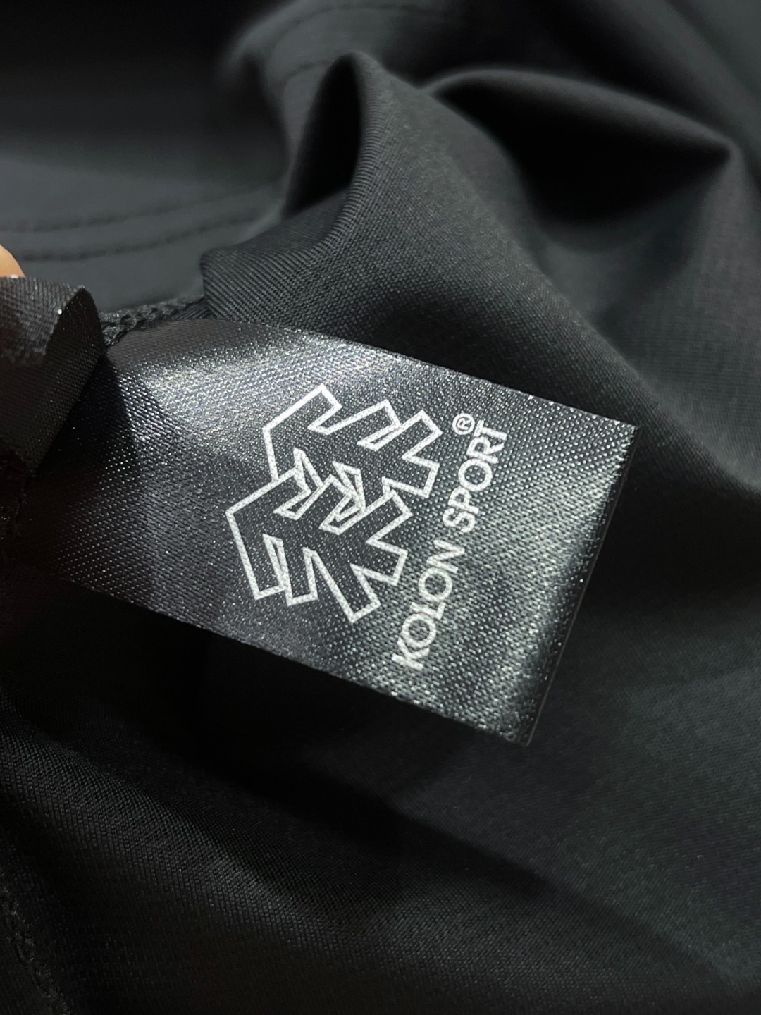 💰65
KOLON SPORT可隆T恤短袖夏速干弹力男士接触凉感防晒UPF50+圆领上衣
采用抑菌超细珠地速干冰丝弹力面料 手感凉爽,顺滑,细腻,弹性十足! 不勾丝不起球!丝光处理,有天丝般的冰凉舒爽夏凉感!不变形,不缩水!
经典LOGO硅胶立体印花,美观大气,上身超级有型!高品质,四针六线高端工艺做工精细!无论居家,出游,健身,晨练都是最好的选择!面料版型超级超级赞,透气性强,三标齐全,
尺码 M--3XL 颜色:黑色 白色 (建议体重适合大部分人可根据自身穿衣习惯调整)
M 肩宽 44 胸围102 袖长 19 衣长 65 建议100-120斤
L 肩宽 45 胸围106 袖长 20 衣长 67 建议120-135斤
XL 肩宽47 胸围110 袖长 21 衣长 69 建议135-155斤
2XL 肩宽48 胸围114 袖长 22 衣长 71 建议150-170斤
3XL 肩宽50 胸围118 袖长 23 衣长 73 建议170-190斤