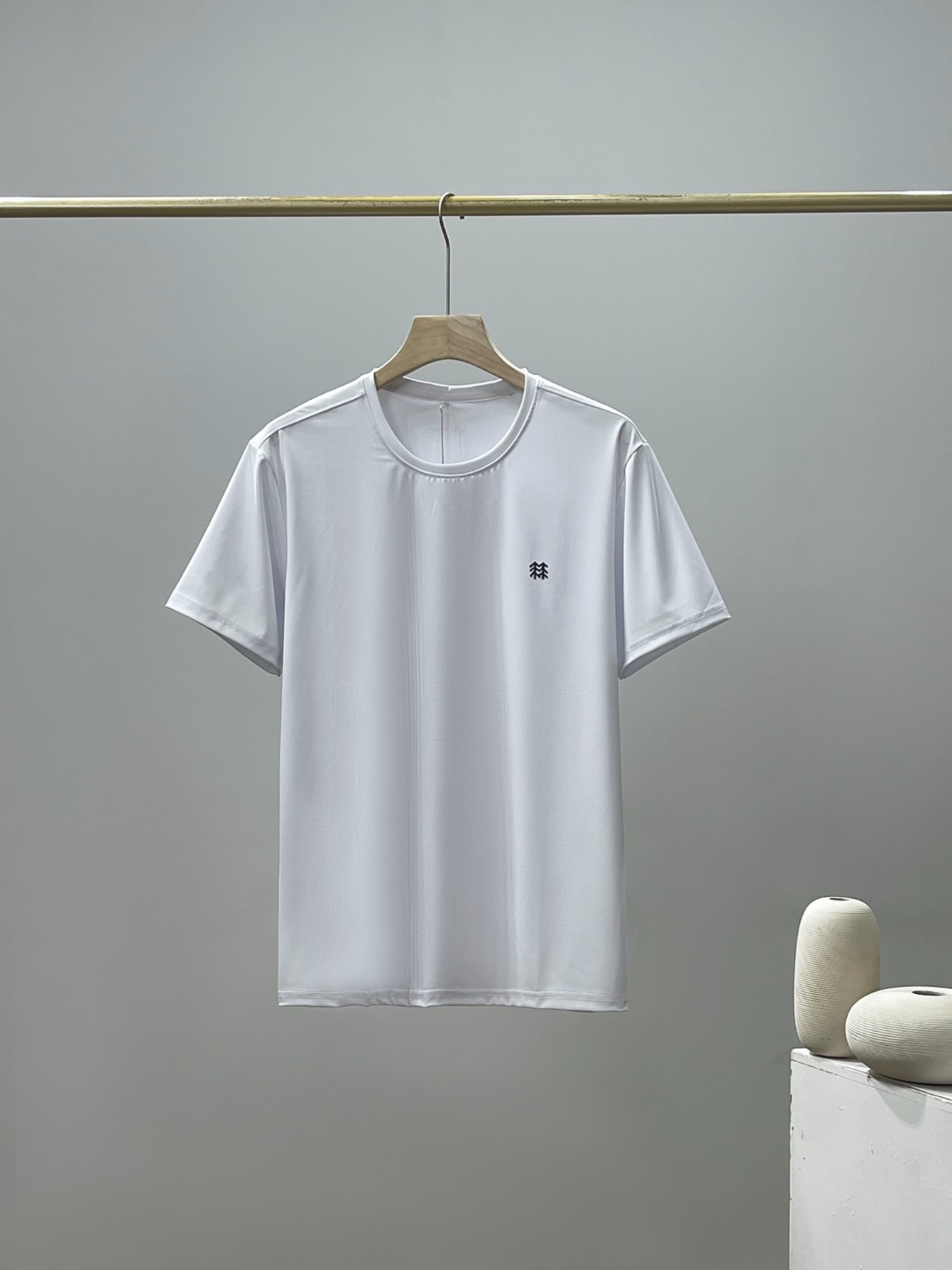 💰65
KOLON SPORT可隆T恤短袖夏速干弹力男士接触凉感防晒UPF50+圆领上衣
采用抑菌超细珠地速干冰丝弹力面料 手感凉爽,顺滑,细腻,弹性十足! 不勾丝不起球!丝光处理,有天丝般的冰凉舒爽夏凉感!不变形,不缩水!
经典LOGO硅胶立体印花,美观大气,上身超级有型!高品质,四针六线高端工艺做工精细!无论居家,出游,健身,晨练都是最好的选择!面料版型超级超级赞,透气性强,三标齐全,
尺码 M--3XL 颜色:黑色 白色 (建议体重适合大部分人可根据自身穿衣习惯调整)
M 肩宽 44 胸围102 袖长 19 衣长 65 建议100-120斤
L 肩宽 45 胸围106 袖长 20 衣长 67 建议120-135斤
XL 肩宽47 胸围110 袖长 21 衣长 69 建议135-155斤
2XL 肩宽48 胸围114 袖长 22 衣长 71 建议150-170斤
3XL 肩宽50 胸围118 袖长 23 衣长 73 建议170-190斤