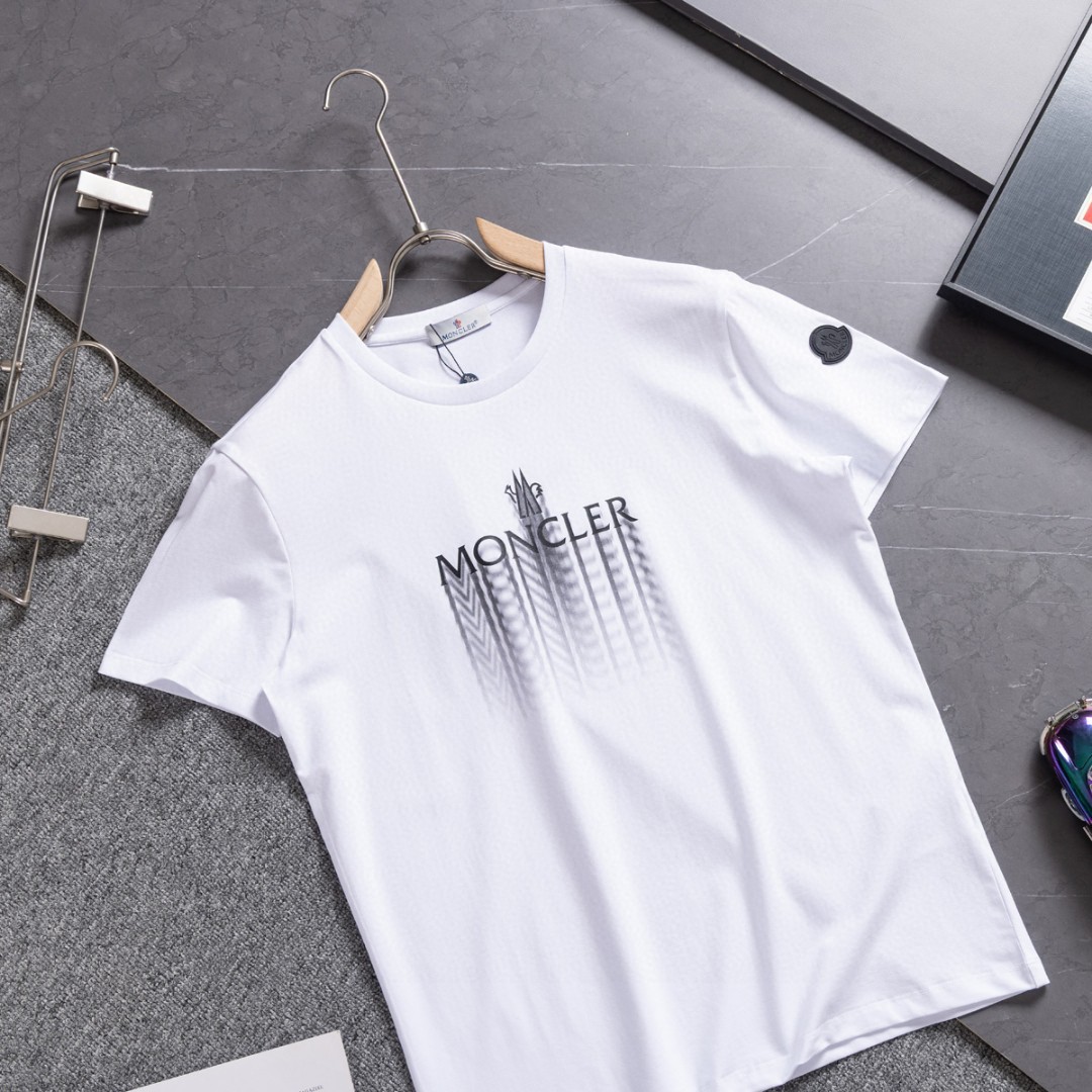 💰105
25新款蒙口Moncler盟可睐 春夏新品 男女情侣褪色标识棉质圆领短袖T恤
专柜同步🔥高品质🔥高版本!官网同步在售 男女同款
此款T恤以褪色效果诠释品牌标识,营造光学效果(印花是数码直喷透气柔软),经典圆领,常规版型设计。采用独家定制顶级冰感棉(100支精棉奢侈品级别)搭配高弹精棉螺纹,【区别普通纯棉货】 超级细腻,手感非常舒服。随意对比 做工品质绝对顶级!
吊牌 领标 水洗麦 三标齐全!!
颜色 黑色 白色 尺码M-3XL (建议体重适合常规穿可根据自身需求调整)
M 衣长66胸围102 肩宽45,袖长20 建议90-120斤穿
L 衣长68胸围106 肩宽46,袖长21 建议120-140斤穿
XL 衣长70胸围110 肩宽47 ,袖长21 建议140-155斤穿
2XL衣长72胸围114 肩宽48,袖长22 建议155-170斤 穿
3XL衣长74胸围118 肩宽49,袖长22 建议170-190斤 穿.