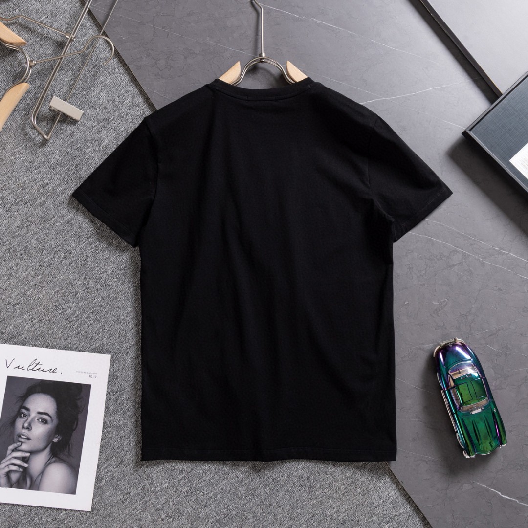 💰105
25新款蒙口Moncler盟可睐 春夏新品 男女情侣褪色标识棉质圆领短袖T恤
专柜同步🔥高品质🔥高版本!官网同步在售 男女同款
此款T恤以褪色效果诠释品牌标识,营造光学效果(印花是数码直喷透气柔软),经典圆领,常规版型设计。采用独家定制顶级冰感棉(100支精棉奢侈品级别)搭配高弹精棉螺纹,【区别普通纯棉货】 超级细腻,手感非常舒服。随意对比 做工品质绝对顶级!
吊牌 领标 水洗麦 三标齐全!!
颜色 黑色 白色 尺码M-3XL (建议体重适合常规穿可根据自身需求调整)
M 衣长66胸围102 肩宽45,袖长20 建议90-120斤穿
L 衣长68胸围106 肩宽46,袖长21 建议120-140斤穿
XL 衣长70胸围110 肩宽47 ,袖长21 建议140-155斤穿
2XL衣长72胸围114 肩宽48,袖长22 建议155-170斤 穿
3XL衣长74胸围118 肩宽49,袖长22 建议170-190斤 穿.