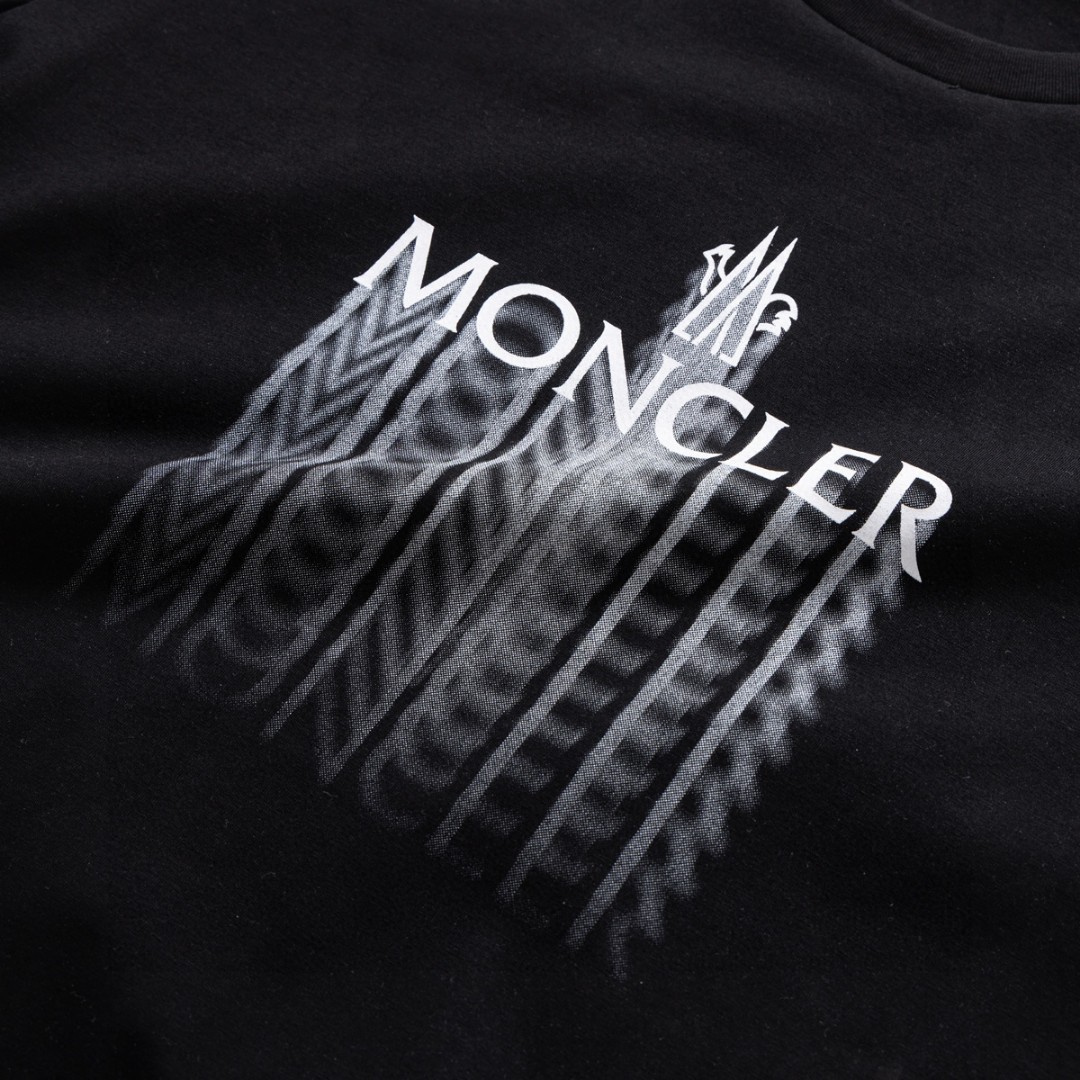 💰105
25新款蒙口Moncler盟可睐 春夏新品 男女情侣褪色标识棉质圆领短袖T恤
专柜同步🔥高品质🔥高版本!官网同步在售 男女同款
此款T恤以褪色效果诠释品牌标识,营造光学效果(印花是数码直喷透气柔软),经典圆领,常规版型设计。采用独家定制顶级冰感棉(100支精棉奢侈品级别)搭配高弹精棉螺纹,【区别普通纯棉货】 超级细腻,手感非常舒服。随意对比 做工品质绝对顶级!
吊牌 领标 水洗麦 三标齐全!!
颜色 黑色 白色 尺码M-3XL (建议体重适合常规穿可根据自身需求调整)
M 衣长66胸围102 肩宽45,袖长20 建议90-120斤穿
L 衣长68胸围106 肩宽46,袖长21 建议120-140斤穿
XL 衣长70胸围110 肩宽47 ,袖长21 建议140-155斤穿
2XL衣长72胸围114 肩宽48,袖长22 建议155-170斤 穿
3XL衣长74胸围118 肩宽49,袖长22 建议170-190斤 穿.