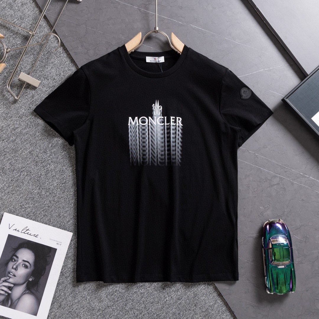 💰105
25新款蒙口Moncler盟可睐 春夏新品 男女情侣褪色标识棉质圆领短袖T恤
专柜同步🔥高品质🔥高版本!官网同步在售 男女同款
此款T恤以褪色效果诠释品牌标识,营造光学效果(印花是数码直喷透气柔软),经典圆领,常规版型设计。采用独家定制顶级冰感棉(100支精棉奢侈品级别)搭配高弹精棉螺纹,【区别普通纯棉货】 超级细腻,手感非常舒服。随意对比 做工品质绝对顶级!
吊牌 领标 水洗麦 三标齐全!!
颜色 黑色 白色 尺码M-3XL (建议体重适合常规穿可根据自身需求调整)
M 衣长66胸围102 肩宽45,袖长20 建议90-120斤穿
L 衣长68胸围106 肩宽46,袖长21 建议120-140斤穿
XL 衣长70胸围110 肩宽47 ,袖长21 建议140-155斤穿
2XL衣长72胸围114 肩宽48,袖长22 建议155-170斤 穿
3XL衣长74胸围118 肩宽49,袖长22 建议170-190斤 穿.