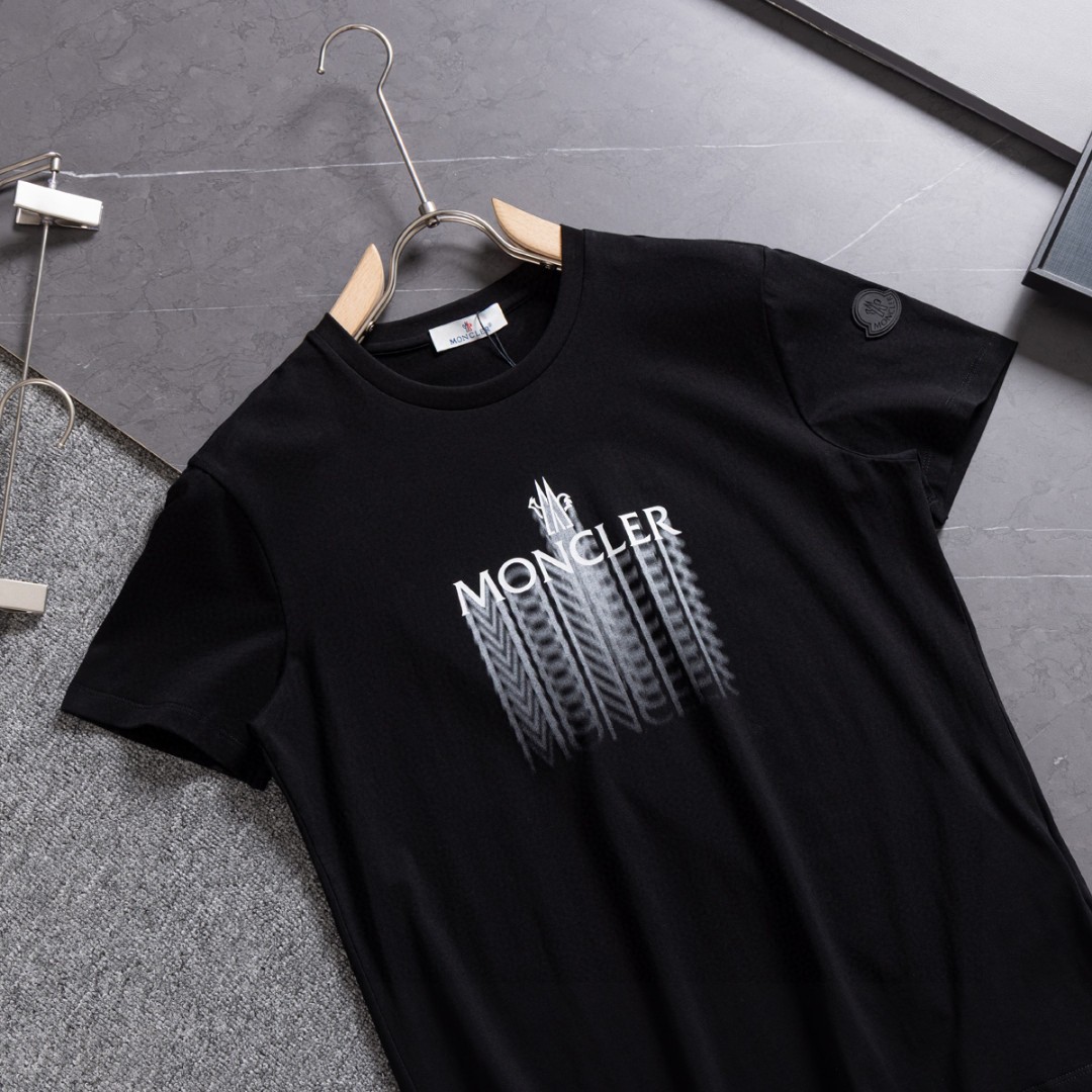 💰105
25新款蒙口Moncler盟可睐 春夏新品 男女情侣褪色标识棉质圆领短袖T恤
专柜同步🔥高品质🔥高版本!官网同步在售 男女同款
此款T恤以褪色效果诠释品牌标识,营造光学效果(印花是数码直喷透气柔软),经典圆领,常规版型设计。采用独家定制顶级冰感棉(100支精棉奢侈品级别)搭配高弹精棉螺纹,【区别普通纯棉货】 超级细腻,手感非常舒服。随意对比 做工品质绝对顶级!
吊牌 领标 水洗麦 三标齐全!!
颜色 黑色 白色 尺码M-3XL (建议体重适合常规穿可根据自身需求调整)
M 衣长66胸围102 肩宽45,袖长20 建议90-120斤穿
L 衣长68胸围106 肩宽46,袖长21 建议120-140斤穿
XL 衣长70胸围110 肩宽47 ,袖长21 建议140-155斤穿
2XL衣长72胸围114 肩宽48,袖长22 建议155-170斤 穿
3XL衣长74胸围118 肩宽49,袖长22 建议170-190斤 穿.