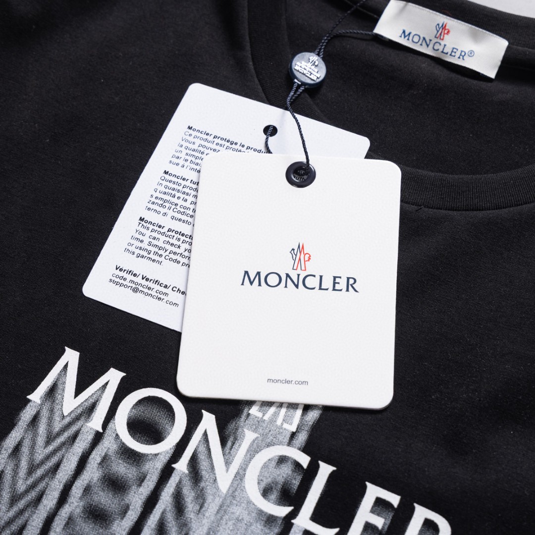 💰105
25新款蒙口Moncler盟可睐 春夏新品 男女情侣褪色标识棉质圆领短袖T恤
专柜同步🔥高品质🔥高版本!官网同步在售 男女同款
此款T恤以褪色效果诠释品牌标识,营造光学效果(印花是数码直喷透气柔软),经典圆领,常规版型设计。采用独家定制顶级冰感棉(100支精棉奢侈品级别)搭配高弹精棉螺纹,【区别普通纯棉货】 超级细腻,手感非常舒服。随意对比 做工品质绝对顶级!
吊牌 领标 水洗麦 三标齐全!!
颜色 黑色 白色 尺码M-3XL (建议体重适合常规穿可根据自身需求调整)
M 衣长66胸围102 肩宽45,袖长20 建议90-120斤穿
L 衣长68胸围106 肩宽46,袖长21 建议120-140斤穿
XL 衣长70胸围110 肩宽47 ,袖长21 建议140-155斤穿
2XL衣长72胸围114 肩宽48,袖长22 建议155-170斤 穿
3XL衣长74胸围118 肩宽49,袖长22 建议170-190斤 穿.