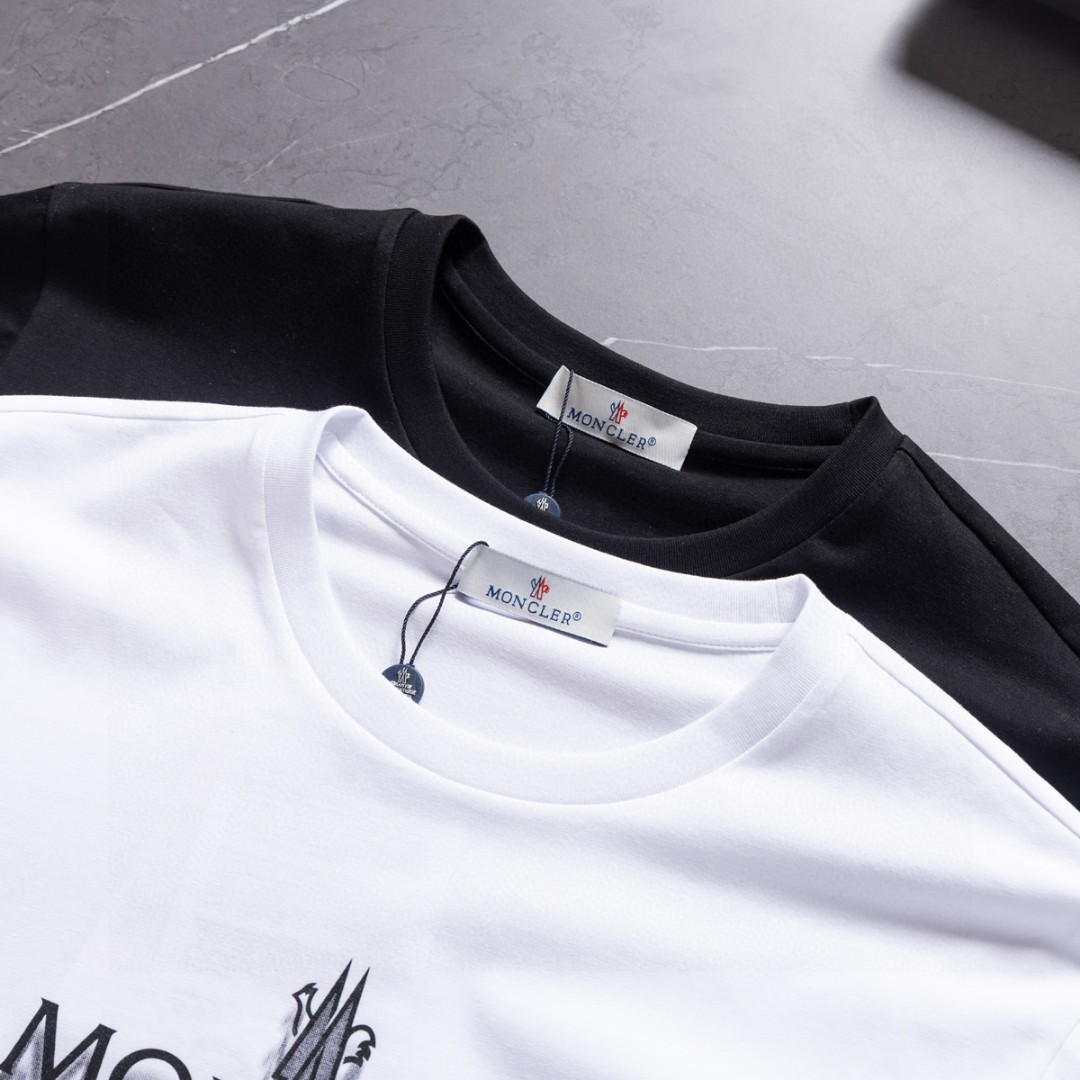 💰105
25新款蒙口Moncler盟可睐 春夏新品 男女情侣褪色标识棉质圆领短袖T恤
专柜同步🔥高品质🔥高版本!官网同步在售 男女同款
此款T恤以褪色效果诠释品牌标识,营造光学效果(印花是数码直喷透气柔软),经典圆领,常规版型设计。采用独家定制顶级冰感棉(100支精棉奢侈品级别)搭配高弹精棉螺纹,【区别普通纯棉货】 超级细腻,手感非常舒服。随意对比 做工品质绝对顶级!
吊牌 领标 水洗麦 三标齐全!!
颜色 黑色 白色 尺码M-3XL (建议体重适合常规穿可根据自身需求调整)
M 衣长66胸围102 肩宽45,袖长20 建议90-120斤穿
L 衣长68胸围106 肩宽46,袖长21 建议120-140斤穿
XL 衣长70胸围110 肩宽47 ,袖长21 建议140-155斤穿
2XL衣长72胸围114 肩宽48,袖长22 建议155-170斤 穿
3XL衣长74胸围118 肩宽49,袖长22 建议170-190斤 穿.