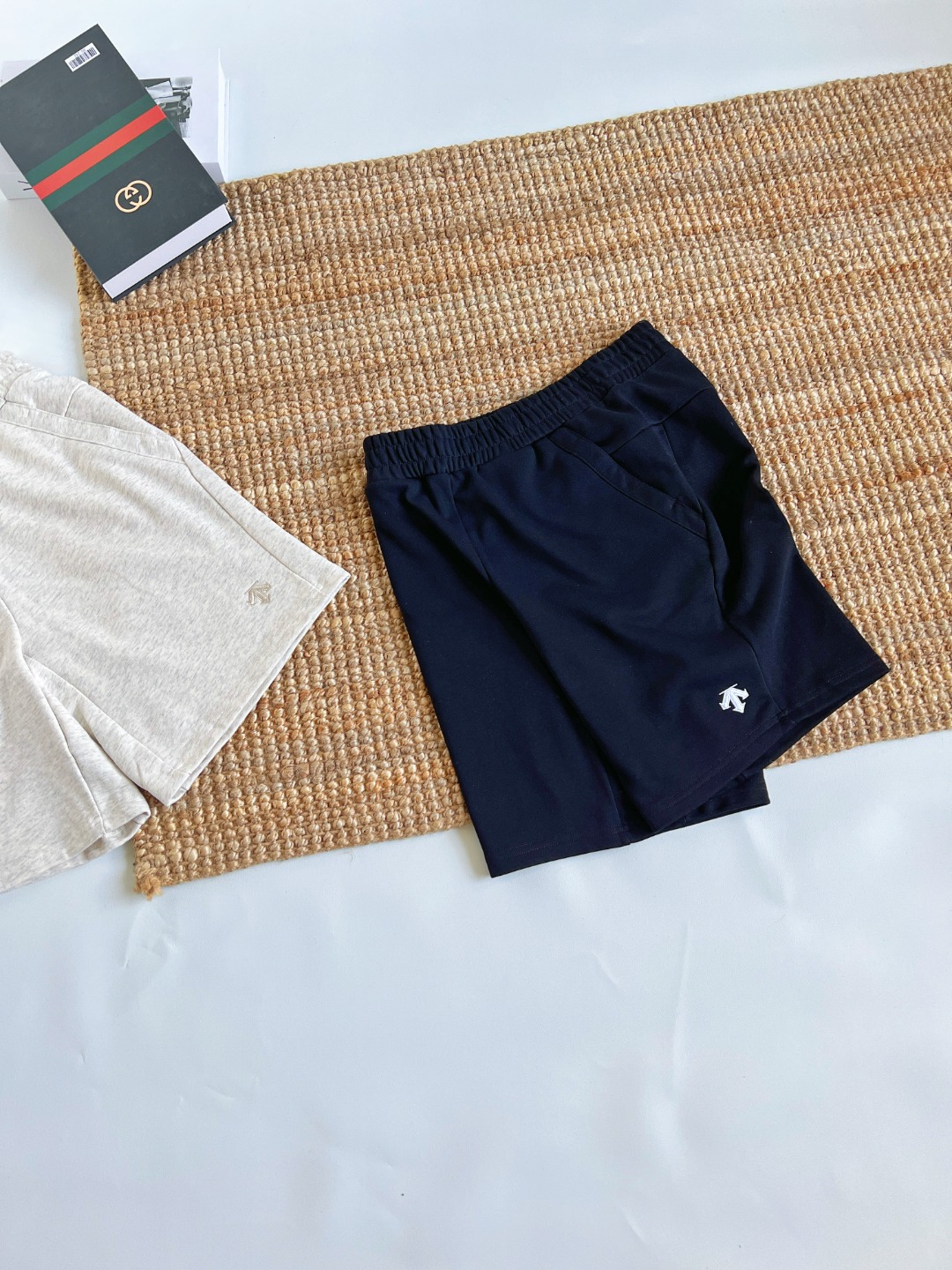 💰100迪桑特DESCENTE SPORTS STYLE 时尚百搭潮流舒适纯色休闲短裤 棉质刺绣标五分裤男女同款
官网同款,三标齐全!刺绣经典小标
夏季穿着非常舒适,透气性能好,合体常规剪裁,上身效果绝佳,腰部松紧抽绳,经典刺绣logo标,多口袋的设计,方便又实用。力求上身穿着时保持舒适感,经典的造型,大气简约不累赘,休闲运动可任意搭配,喜欢的不要错过!腰部更是采用松紧加锁扣更是完美百搭,方便穿着
经典设计洗 不变形,腰可调节,轻透柔软质感透气,不闷热不粘汗,夏天必入!两色都可入!裤型不挑人,时尚百搭潮流必备
颜色:黑色 灰色
尺码:M L XL XXL
M臀围54 裤长50腰围76 建议体重100-120斤
M臀围56 裤长51腰围80 建议体重120-140斤
M臀围58 裤长52腰围84 建议体重140-160斤
M臀围60 裤长53腰围88 建议体重160-180斤