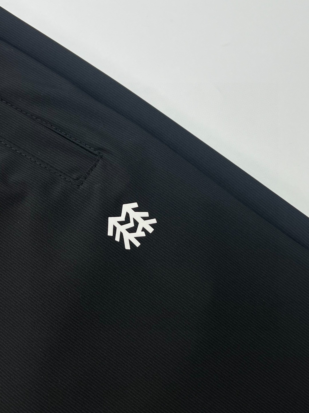 💰75
跑量!夏季神裤KOLONSPORT / 可隆冰丝弹力速干休闲运动直筒长裤防晒
颜色:黑色 尺码M-3XL
此款裤子非常百搭,弹力腰围,加宽加厚腰头!直口设计!
3D立体工艺剪裁 上身凸显身材 !
优选冰丝四面弹面料,手感舒适爽滑!垂感特别棒!不起球不掉色,冰凉舒适!
科技面料 真的技术含量很高!就像单层皮肤似的!特别凉快!!
四面弹力面料!横向 纵向都有弹力 而且透气性很强!上身非常舒服!
简单大方的款!没有太多繁琐设计!工艺精湛!品质上是到位的!
这些都不需要多说了!买回去穿了就知道了~
日常上班 户外运动都可以穿着,此款经过多位著名设计师设计,是时尚休 闲与户外运动的完美结合,所以无论您平时穿或者户外 穿都是您的最佳选择。
M腰围68-85 臀围108裤长96建议100-125斤
L腰围71-89 臀围112裤长98建议125-140斤
XL腰围74-93 臀围116裤长100建议140-160斤
2XL腰围77-97 臀围120裤长102建议160-180斤
3XL腰围80-101臀围124裤长105建议180-200斤
(仅供参考)模特176 140斤驾驭L码合适 宽松穿XL