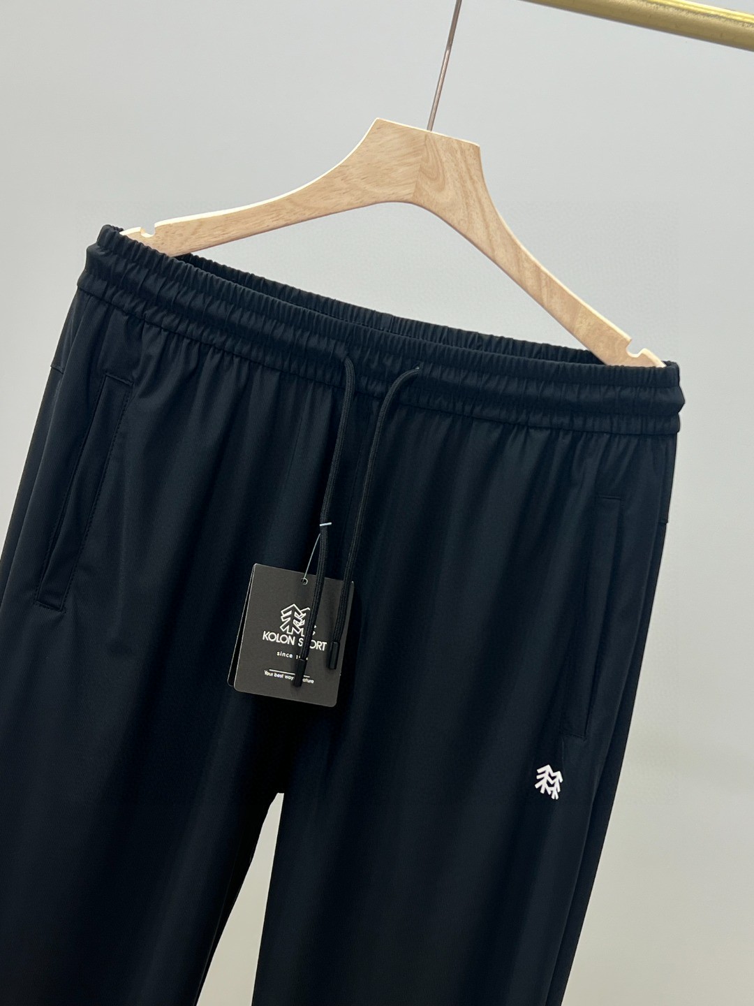 💰75
跑量!夏季神裤KOLONSPORT / 可隆冰丝弹力速干休闲运动直筒长裤防晒
颜色:黑色 尺码M-3XL
此款裤子非常百搭,弹力腰围,加宽加厚腰头!直口设计!
3D立体工艺剪裁 上身凸显身材 !
优选冰丝四面弹面料,手感舒适爽滑!垂感特别棒!不起球不掉色,冰凉舒适!
科技面料 真的技术含量很高!就像单层皮肤似的!特别凉快!!
四面弹力面料!横向 纵向都有弹力 而且透气性很强!上身非常舒服!
简单大方的款!没有太多繁琐设计!工艺精湛!品质上是到位的!
这些都不需要多说了!买回去穿了就知道了~
日常上班 户外运动都可以穿着,此款经过多位著名设计师设计,是时尚休 闲与户外运动的完美结合,所以无论您平时穿或者户外 穿都是您的最佳选择。
M腰围68-85 臀围108裤长96建议100-125斤
L腰围71-89 臀围112裤长98建议125-140斤
XL腰围74-93 臀围116裤长100建议140-160斤
2XL腰围77-97 臀围120裤长102建议160-180斤
3XL腰围80-101臀围124裤长105建议180-200斤
(仅供参考)模特176 140斤驾驭L码合适 宽松穿XL