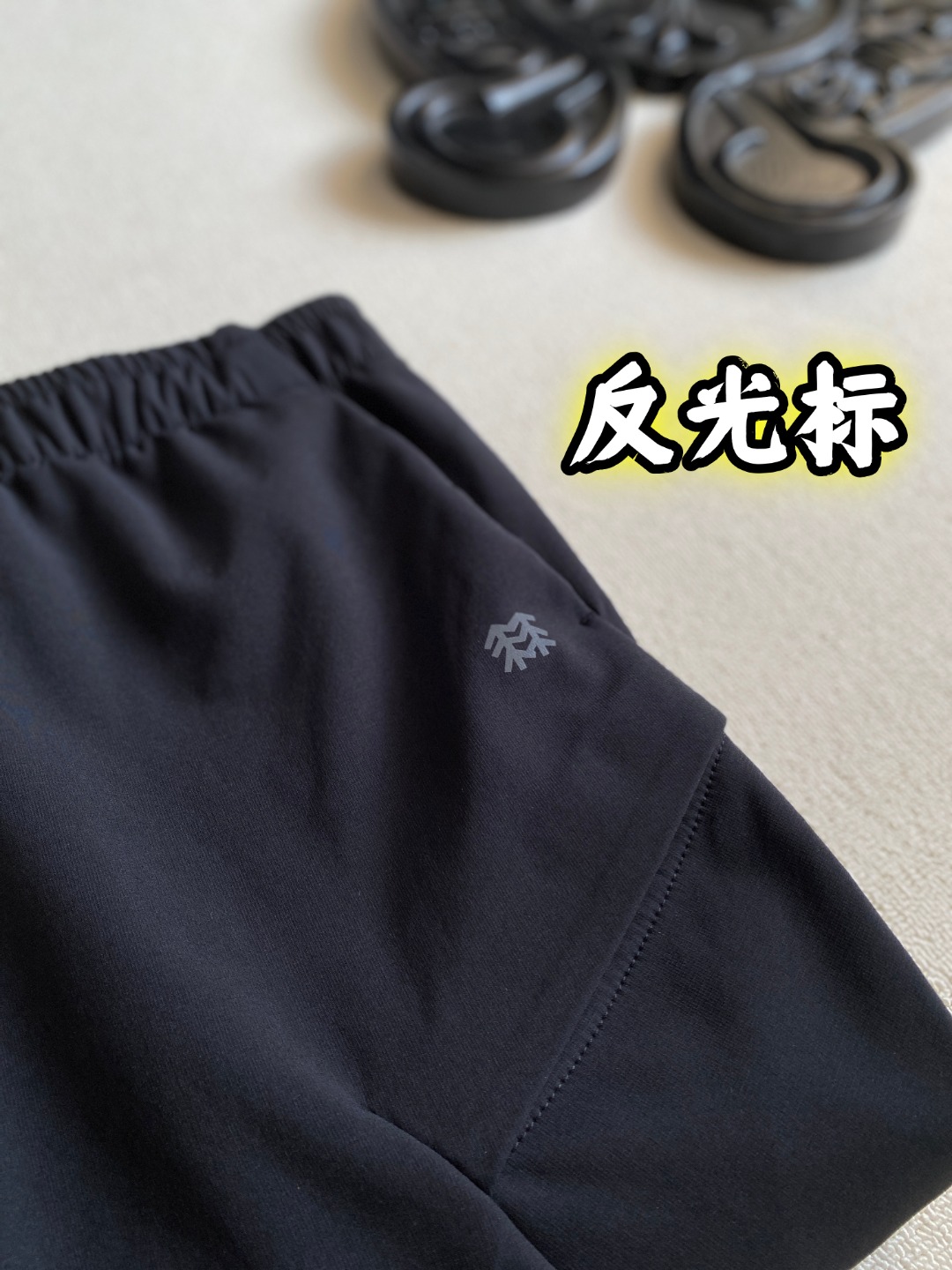 💰155 KOLON SPORT可隆加绒加厚工装口袋软壳裤防泼水防风耐磨透湿男士保暖V-fit热压微锥长裤
专柜款号:LHLP45WN055
✅大身采用锦纶和氨纶混纺加绒面料,具有防风、防泼水、保暖、耐磨、透湿及防污功能✅全松紧腰头设计,穿脱方便快捷,结合抽绳设计更加贴合身形,运动过程中稳固舒适双侧大腿口袋配有袋盖,便于户外活动时单手取放物品
✅V FIT版型,臀腿合体剪裁,提高活动自由度
颜色:黑色 灰色
尺码:M-3XL
弹力腰围 臀围 裤长 建议体重
M 80 106 96 100-125
L 83 110 98 125-145
XL 87 114 100 145-165
XXL 90 118 102 165-185