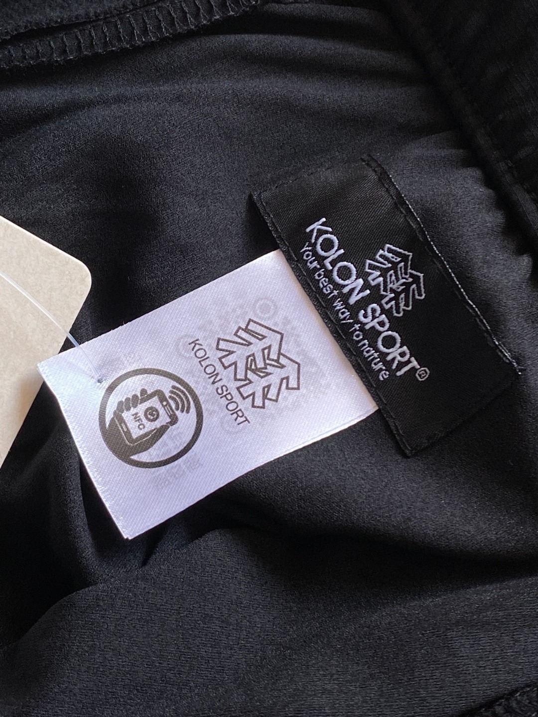 💰155 KOLON SPORT可隆加绒加厚工装口袋软壳裤防泼水防风耐磨透湿男士保暖V-fit热压微锥长裤
专柜款号:LHLP45WN055
✅大身采用锦纶和氨纶混纺加绒面料,具有防风、防泼水、保暖、耐磨、透湿及防污功能✅全松紧腰头设计,穿脱方便快捷,结合抽绳设计更加贴合身形,运动过程中稳固舒适双侧大腿口袋配有袋盖,便于户外活动时单手取放物品
✅V FIT版型,臀腿合体剪裁,提高活动自由度
颜色:黑色 灰色
尺码:M-3XL
弹力腰围 臀围 裤长 建议体重
M 80 106 96 100-125
L 83 110 98 125-145
XL 87 114 100 145-165
XXL 90 118 102 165-185