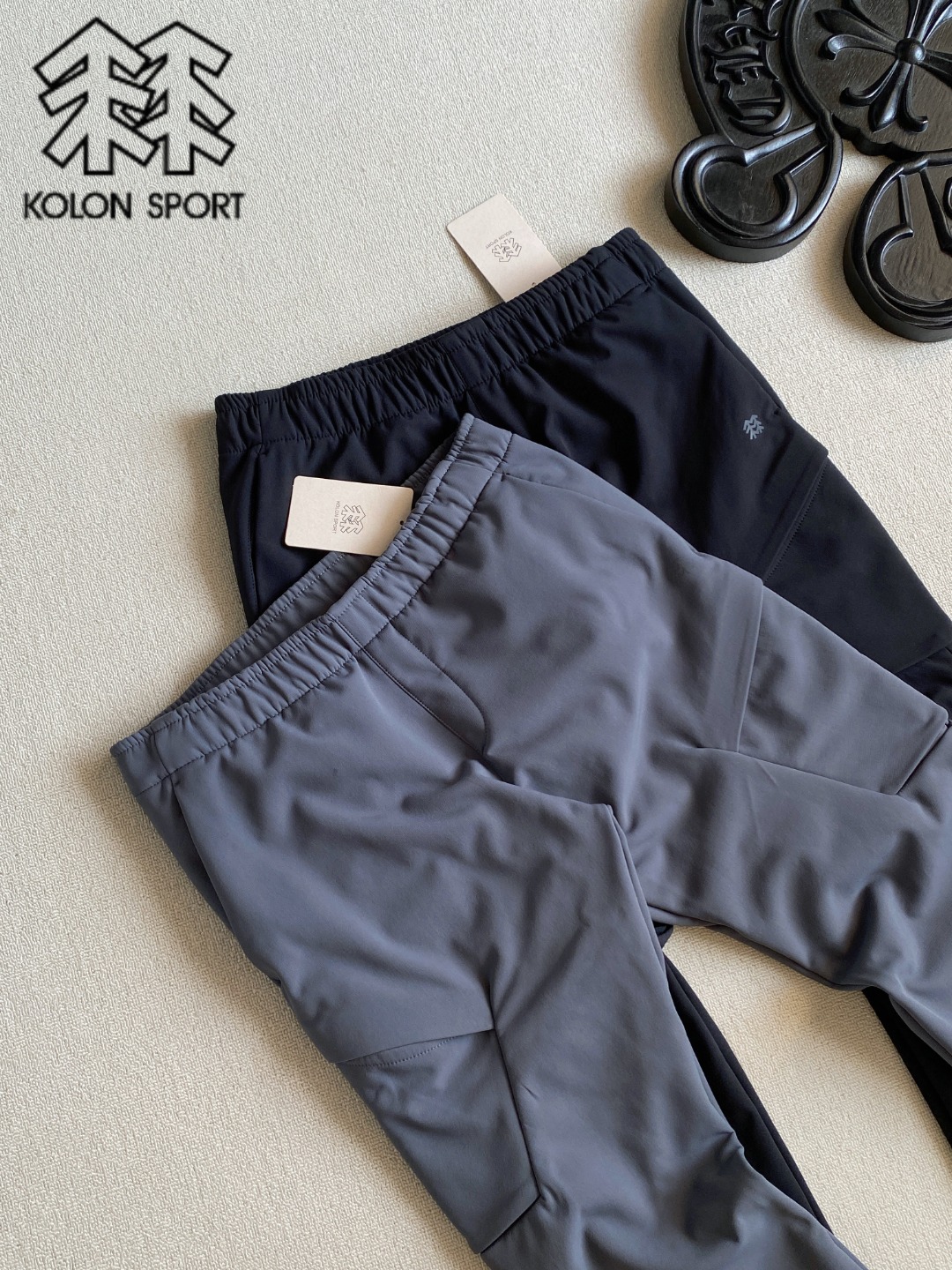 💰155 KOLON SPORT可隆加绒加厚工装口袋软壳裤防泼水防风耐磨透湿男士保暖V-fit热压微锥长裤
专柜款号:LHLP45WN055
✅大身采用锦纶和氨纶混纺加绒面料,具有防风、防泼水、保暖、耐磨、透湿及防污功能✅全松紧腰头设计,穿脱方便快捷,结合抽绳设计更加贴合身形,运动过程中稳固舒适双侧大腿口袋配有袋盖,便于户外活动时单手取放物品
✅V FIT版型,臀腿合体剪裁,提高活动自由度
颜色:黑色 灰色
尺码:M-3XL
弹力腰围 臀围 裤长 建议体重
M 80 106 96 100-125
L 83 110 98 125-145
XL 87 114 100 145-165
XXL 90 118 102 165-185