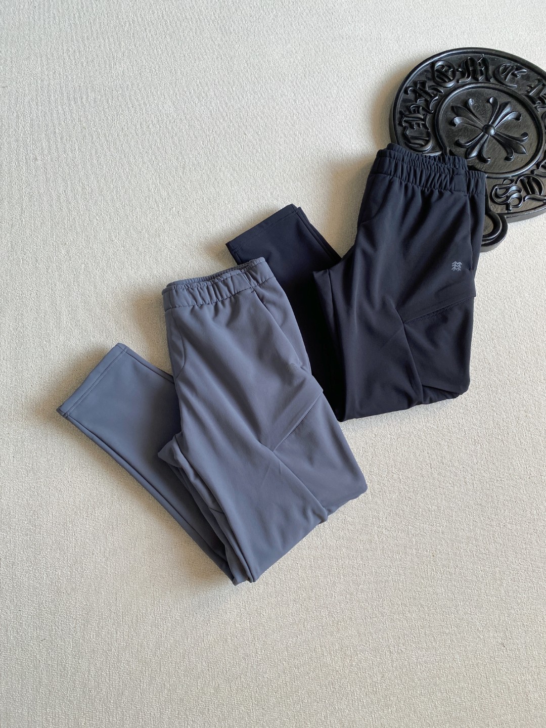 💰155 KOLON SPORT可隆加绒加厚工装口袋软壳裤防泼水防风耐磨透湿男士保暖V-fit热压微锥长裤
专柜款号:LHLP45WN055
✅大身采用锦纶和氨纶混纺加绒面料,具有防风、防泼水、保暖、耐磨、透湿及防污功能✅全松紧腰头设计,穿脱方便快捷,结合抽绳设计更加贴合身形,运动过程中稳固舒适双侧大腿口袋配有袋盖,便于户外活动时单手取放物品
✅V FIT版型,臀腿合体剪裁,提高活动自由度
颜色:黑色 灰色
尺码:M-3XL
弹力腰围 臀围 裤长 建议体重
M 80 106 96 100-125
L 83 110 98 125-145
XL 87 114 100 145-165
XXL 90 118 102 165-185