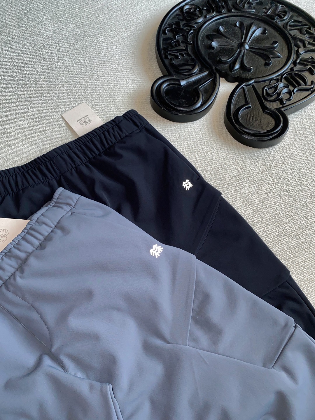 💰155 KOLON SPORT可隆加绒加厚工装口袋软壳裤防泼水防风耐磨透湿男士保暖V-fit热压微锥长裤
专柜款号:LHLP45WN055
✅大身采用锦纶和氨纶混纺加绒面料,具有防风、防泼水、保暖、耐磨、透湿及防污功能✅全松紧腰头设计,穿脱方便快捷,结合抽绳设计更加贴合身形,运动过程中稳固舒适双侧大腿口袋配有袋盖,便于户外活动时单手取放物品
✅V FIT版型,臀腿合体剪裁,提高活动自由度
颜色:黑色 灰色
尺码:M-3XL
弹力腰围 臀围 裤长 建议体重
M 80 106 96 100-125
L 83 110 98 125-145
XL 87 114 100 145-165
XXL 90 118 102 165-185