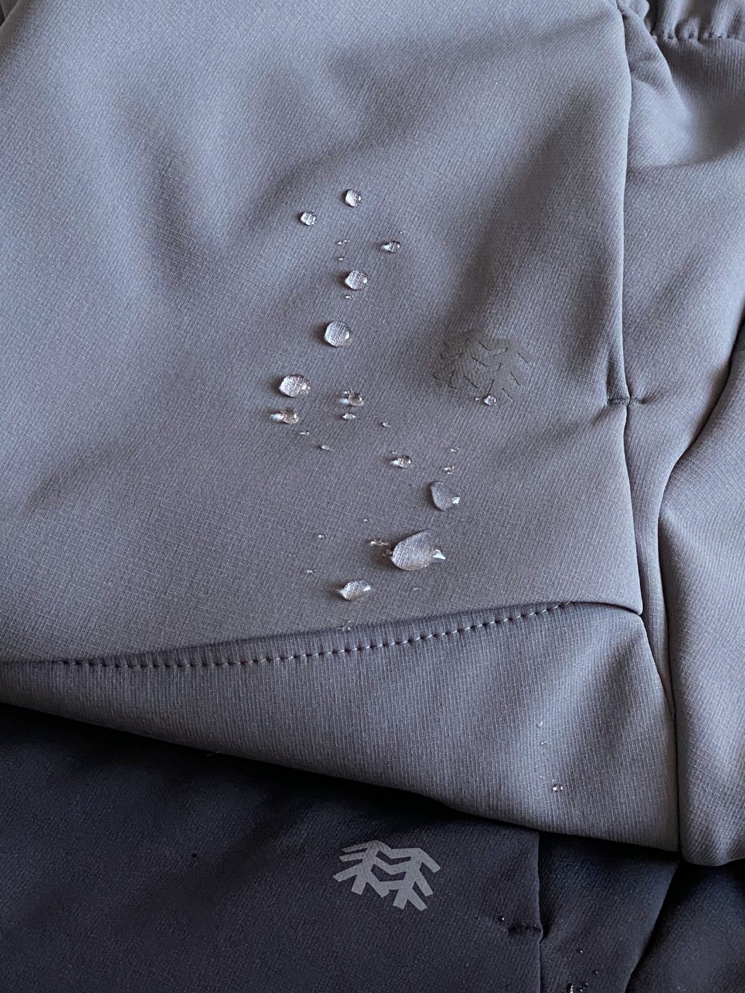 💰155 KOLON SPORT可隆加绒加厚工装口袋软壳裤防泼水防风耐磨透湿男士保暖V-fit热压微锥长裤
专柜款号:LHLP45WN055
✅大身采用锦纶和氨纶混纺加绒面料,具有防风、防泼水、保暖、耐磨、透湿及防污功能✅全松紧腰头设计,穿脱方便快捷,结合抽绳设计更加贴合身形,运动过程中稳固舒适双侧大腿口袋配有袋盖,便于户外活动时单手取放物品
✅V FIT版型,臀腿合体剪裁,提高活动自由度
颜色:黑色 灰色
尺码:M-3XL
弹力腰围 臀围 裤长 建议体重
M 80 106 96 100-125
L 83 110 98 125-145
XL 87 114 100 145-165
XXL 90 118 102 165-185