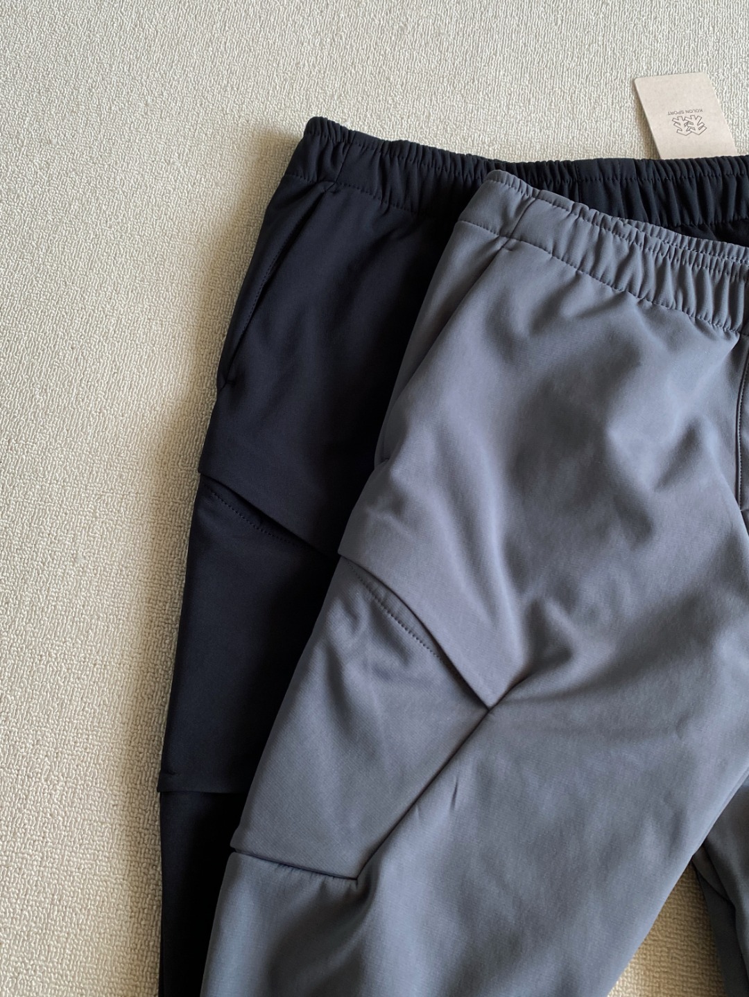 💰155 KOLON SPORT可隆加绒加厚工装口袋软壳裤防泼水防风耐磨透湿男士保暖V-fit热压微锥长裤
专柜款号:LHLP45WN055
✅大身采用锦纶和氨纶混纺加绒面料,具有防风、防泼水、保暖、耐磨、透湿及防污功能✅全松紧腰头设计,穿脱方便快捷,结合抽绳设计更加贴合身形,运动过程中稳固舒适双侧大腿口袋配有袋盖,便于户外活动时单手取放物品
✅V FIT版型,臀腿合体剪裁,提高活动自由度
颜色:黑色 灰色
尺码:M-3XL
弹力腰围 臀围 裤长 建议体重
M 80 106 96 100-125
L 83 110 98 125-145
XL 87 114 100 145-165
XXL 90 118 102 165-185