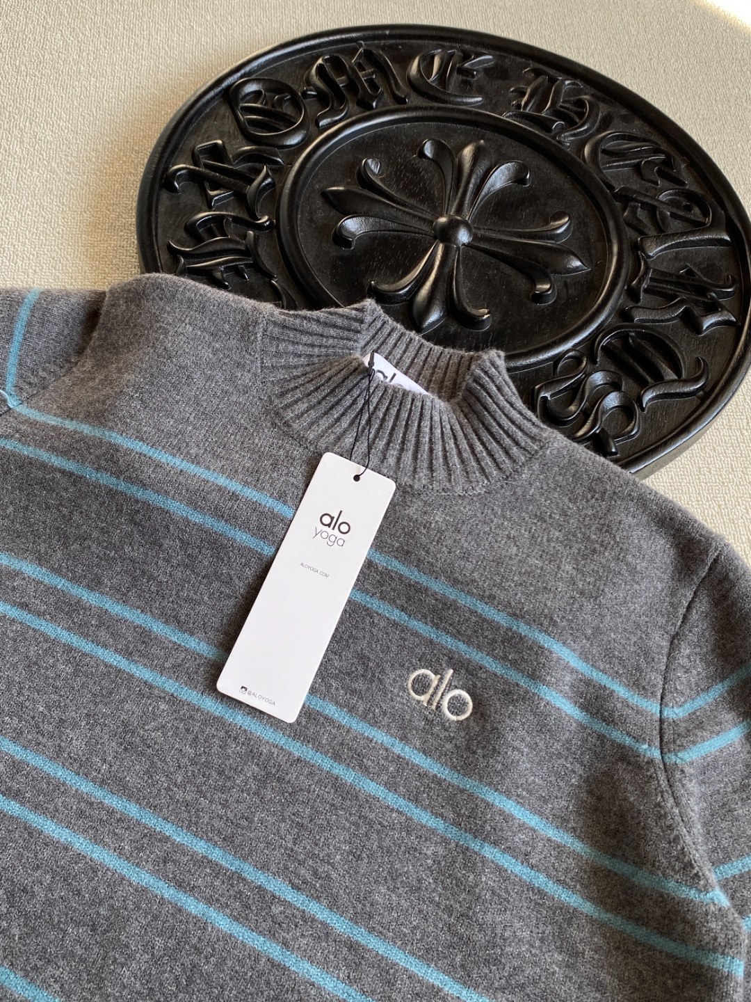 💰130alo新款女士加厚条纹半高领拼色条纹毛衣
胸前刺绣logo！低调又有辨识度，彰显品牌质感！
三种颜色，每一款都很百搭 面料舒适亲肤，弹性十足
温温柔柔的条纹毛衣来咯，超级厚实！软乎乎的上身超舒服，
面料软软糯糯很舒服，条纹小设计凸显青春学院风，
超级减龄的一款百搭神器，简约风格一点也不挑人
尺码：均码  胸围106衣长59  袖长56肩宽37 
80斤穿到140斤
颜色：深灰，米白，藏青