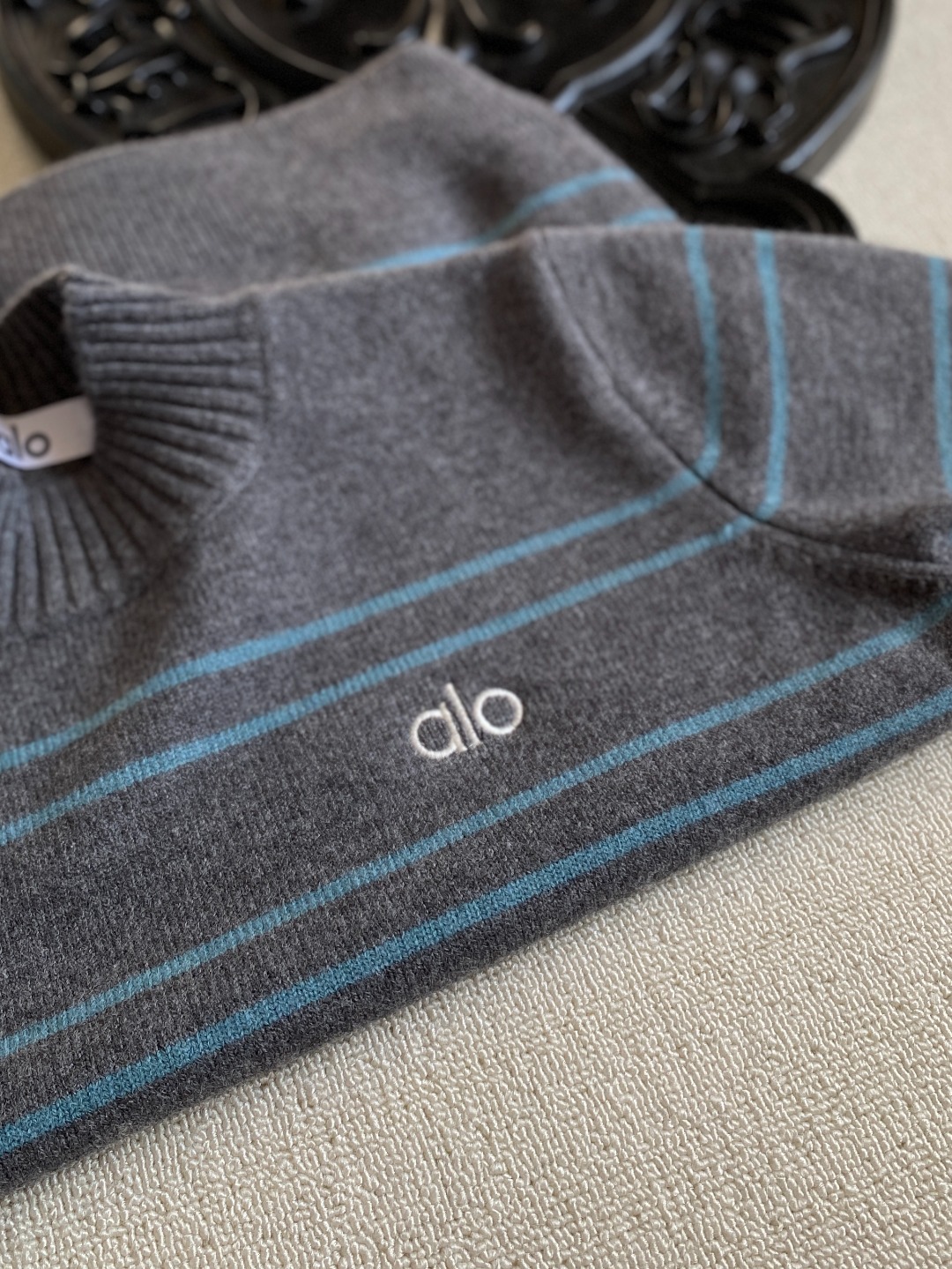 💰130alo新款女士加厚条纹半高领拼色条纹毛衣
胸前刺绣logo！低调又有辨识度，彰显品牌质感！
三种颜色，每一款都很百搭 面料舒适亲肤，弹性十足
温温柔柔的条纹毛衣来咯，超级厚实！软乎乎的上身超舒服，
面料软软糯糯很舒服，条纹小设计凸显青春学院风，
超级减龄的一款百搭神器，简约风格一点也不挑人
尺码：均码  胸围106衣长59  袖长56肩宽37 
80斤穿到140斤
颜色：深灰，米白，藏青