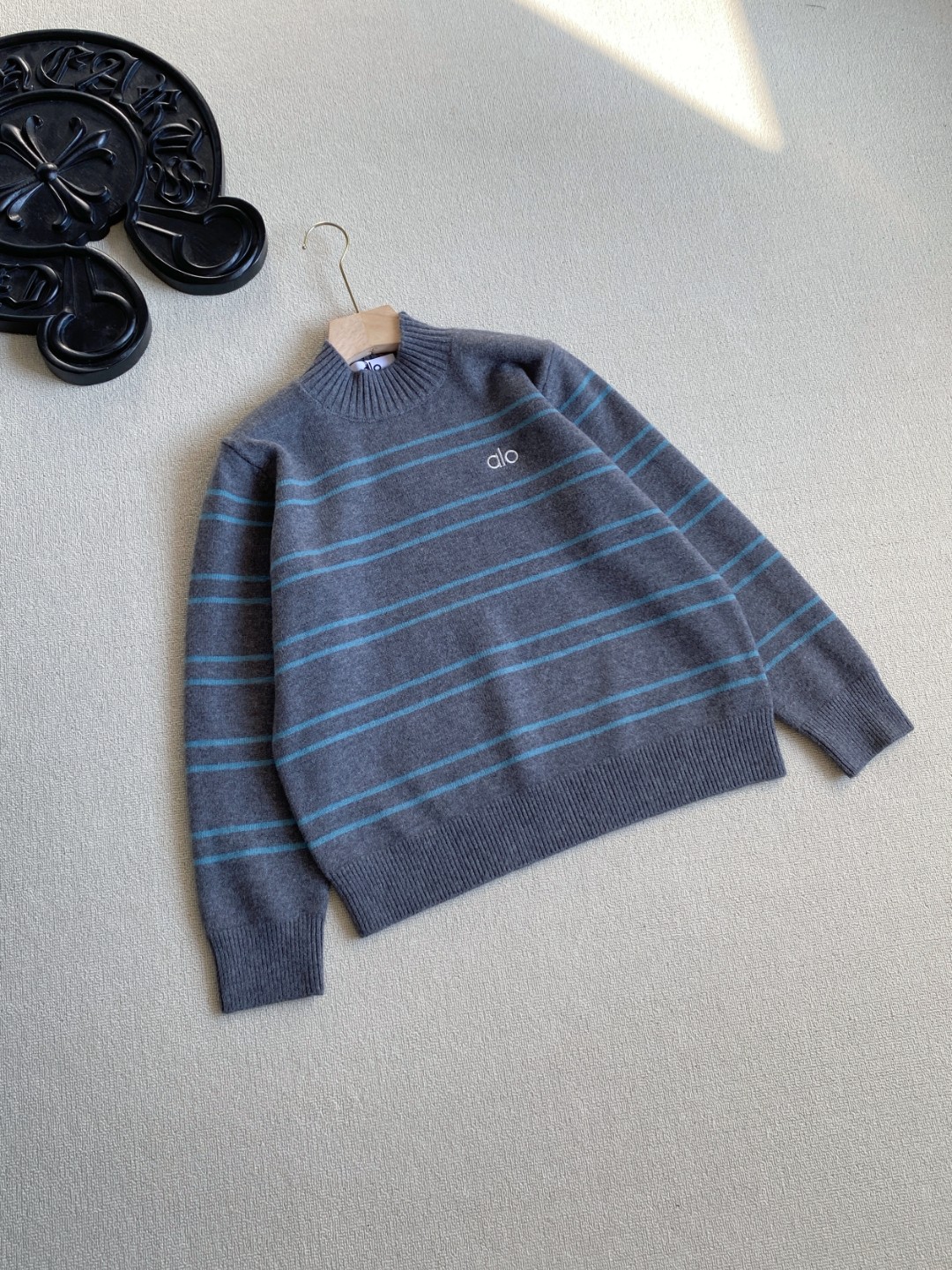 💰130alo新款女士加厚条纹半高领拼色条纹毛衣
胸前刺绣logo！低调又有辨识度，彰显品牌质感！
三种颜色，每一款都很百搭 面料舒适亲肤，弹性十足
温温柔柔的条纹毛衣来咯，超级厚实！软乎乎的上身超舒服，
面料软软糯糯很舒服，条纹小设计凸显青春学院风，
超级减龄的一款百搭神器，简约风格一点也不挑人
尺码：均码  胸围106衣长59  袖长56肩宽37 
80斤穿到140斤
颜色：深灰，米白，藏青