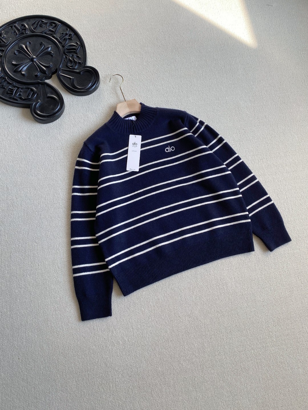 💰130alo新款女士加厚条纹半高领拼色条纹毛衣
胸前刺绣logo！低调又有辨识度，彰显品牌质感！
三种颜色，每一款都很百搭 面料舒适亲肤，弹性十足
温温柔柔的条纹毛衣来咯，超级厚实！软乎乎的上身超舒服，
面料软软糯糯很舒服，条纹小设计凸显青春学院风，
超级减龄的一款百搭神器，简约风格一点也不挑人
尺码：均码  胸围106衣长59  袖长56肩宽37 
80斤穿到140斤
颜色：深灰，米白，藏青