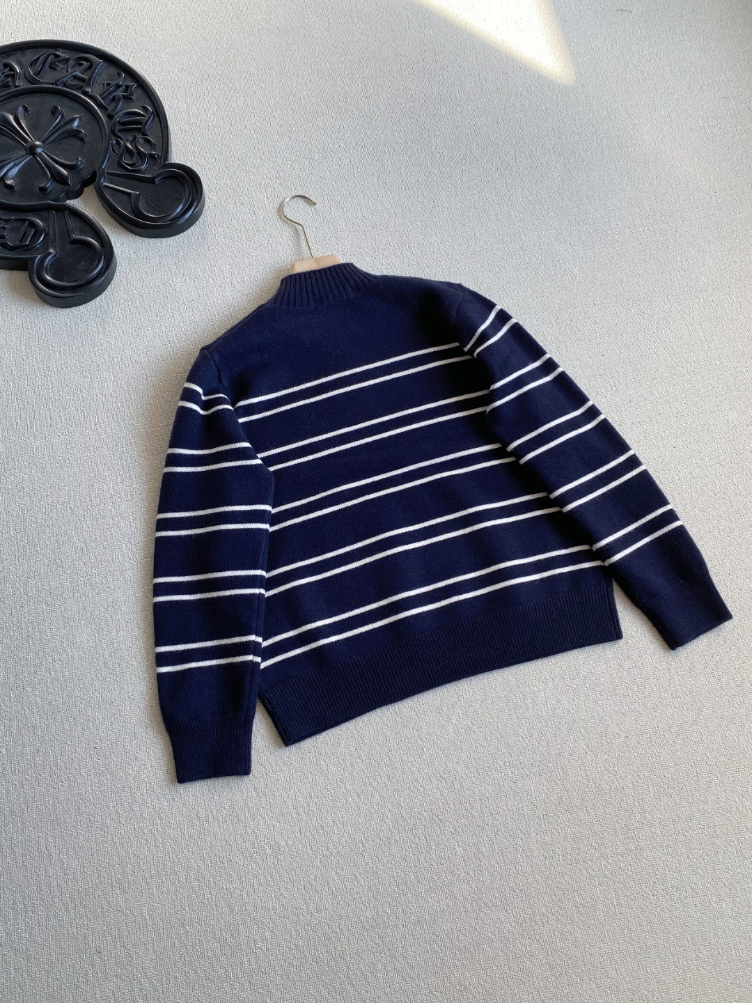 💰130alo新款女士加厚条纹半高领拼色条纹毛衣
胸前刺绣logo！低调又有辨识度，彰显品牌质感！
三种颜色，每一款都很百搭 面料舒适亲肤，弹性十足
温温柔柔的条纹毛衣来咯，超级厚实！软乎乎的上身超舒服，
面料软软糯糯很舒服，条纹小设计凸显青春学院风，
超级减龄的一款百搭神器，简约风格一点也不挑人
尺码：均码  胸围106衣长59  袖长56肩宽37 
80斤穿到140斤
颜色：深灰，米白，藏青