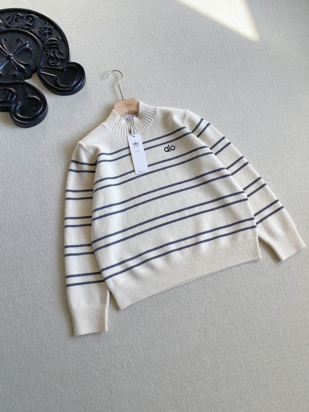 💰130alo新款女士加厚条纹半高领拼色条纹毛衣
胸前刺绣logo！低调又有辨识度，彰显品牌质感！
三种颜色，每一款都很百搭 面料舒适亲肤，弹性十足
温温柔柔的条纹毛衣来咯，超级厚实！软乎乎的上身超舒服，
面料软软糯糯很舒服，条纹小设计凸显青春学院风，
超级减龄的一款百搭神器，简约风格一点也不挑人
尺码：均码  胸围106衣长59  袖长56肩宽37 
80斤穿到140斤
颜色：深灰，米白，藏青