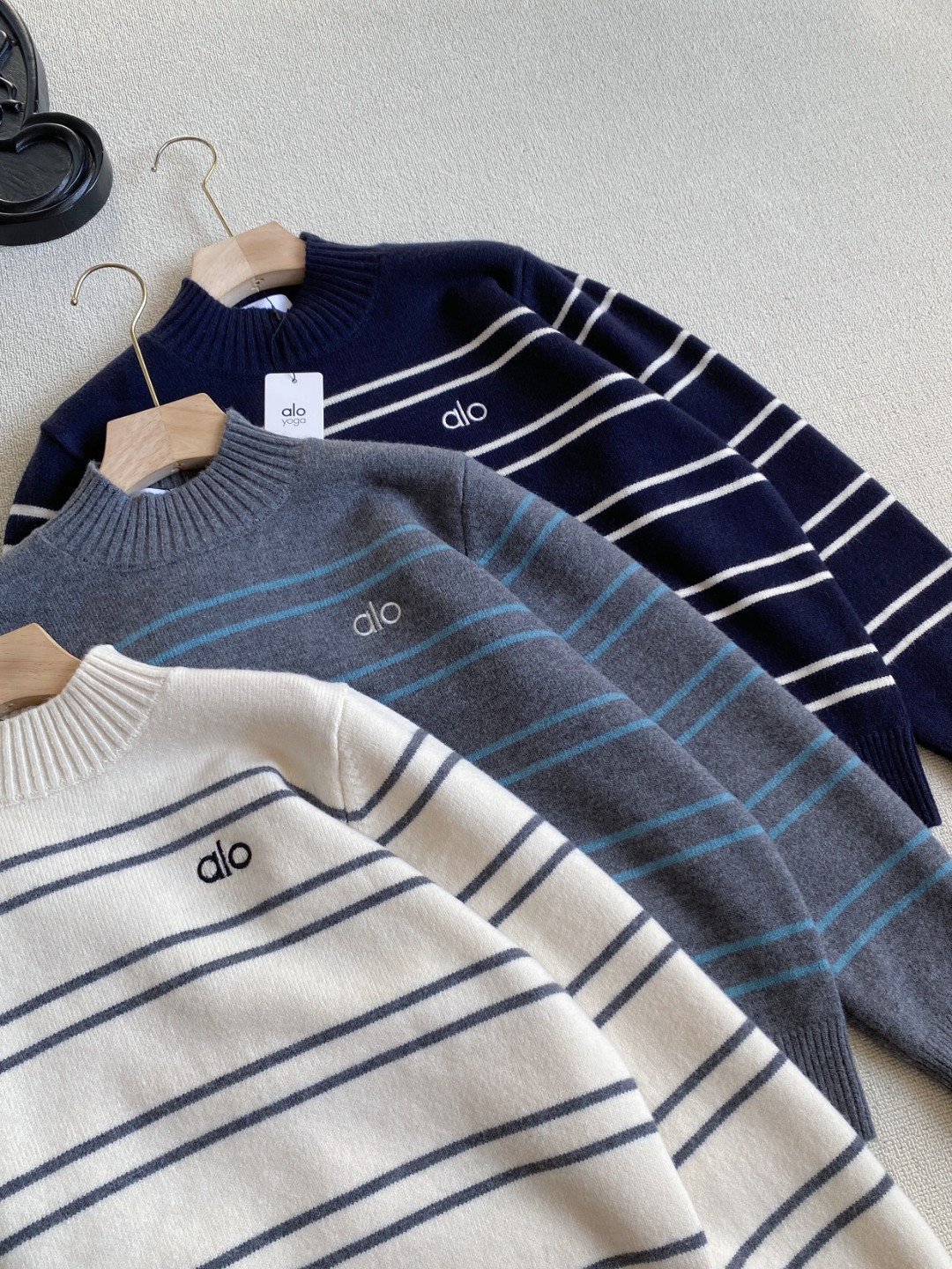 💰130alo新款女士加厚条纹半高领拼色条纹毛衣
胸前刺绣logo！低调又有辨识度，彰显品牌质感！
三种颜色，每一款都很百搭 面料舒适亲肤，弹性十足
温温柔柔的条纹毛衣来咯，超级厚实！软乎乎的上身超舒服，
面料软软糯糯很舒服，条纹小设计凸显青春学院风，
超级减龄的一款百搭神器，简约风格一点也不挑人
尺码：均码  胸围106衣长59  袖长56肩宽37 
80斤穿到140斤
颜色：深灰，米白，藏青