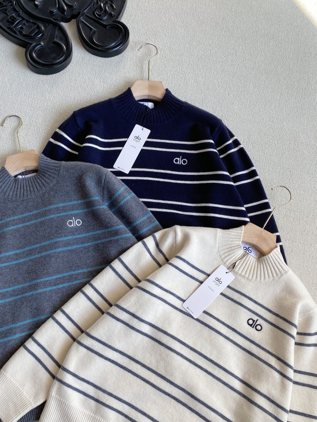 💰130alo新款女士加厚条纹半高领拼色条纹毛衣
胸前刺绣logo！低调又有辨识度，彰显品牌质感！
三种颜色，每一款都很百搭 面料舒适亲肤，弹性十足
温温柔柔的条纹毛衣来咯，超级厚实！软乎乎的上身超舒服，
面料软软糯糯很舒服，条纹小设计凸显青春学院风，
超级减龄的一款百搭神器，简约风格一点也不挑人
尺码：均码  胸围106衣长59  袖长56肩宽37 
80斤穿到140斤
颜色：深灰，米白，藏青