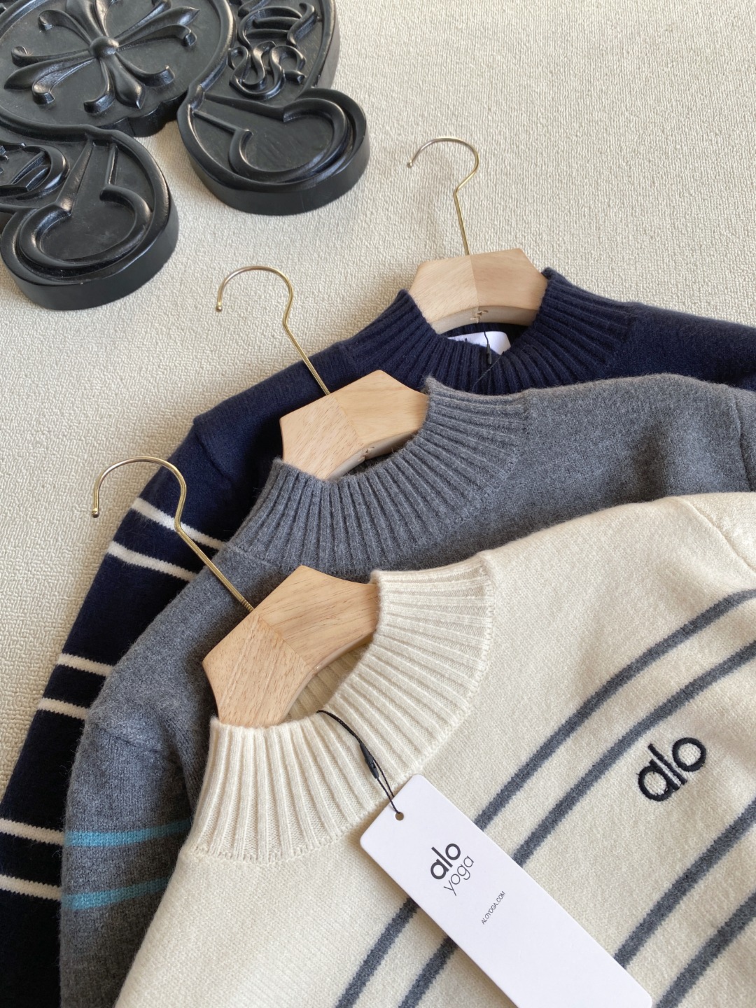 💰130alo新款女士加厚条纹半高领拼色条纹毛衣
胸前刺绣logo！低调又有辨识度，彰显品牌质感！
三种颜色，每一款都很百搭 面料舒适亲肤，弹性十足
温温柔柔的条纹毛衣来咯，超级厚实！软乎乎的上身超舒服，
面料软软糯糯很舒服，条纹小设计凸显青春学院风，
超级减龄的一款百搭神器，简约风格一点也不挑人
尺码：均码  胸围106衣长59  袖长56肩宽37 
80斤穿到140斤
颜色：深灰，米白，藏青