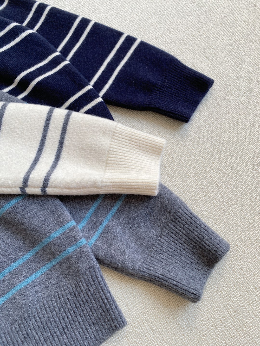 💰130alo新款女士加厚条纹半高领拼色条纹毛衣
胸前刺绣logo！低调又有辨识度，彰显品牌质感！
三种颜色，每一款都很百搭 面料舒适亲肤，弹性十足
温温柔柔的条纹毛衣来咯，超级厚实！软乎乎的上身超舒服，
面料软软糯糯很舒服，条纹小设计凸显青春学院风，
超级减龄的一款百搭神器，简约风格一点也不挑人
尺码：均码  胸围106衣长59  袖长56肩宽37 
80斤穿到140斤
颜色：深灰，米白，藏青