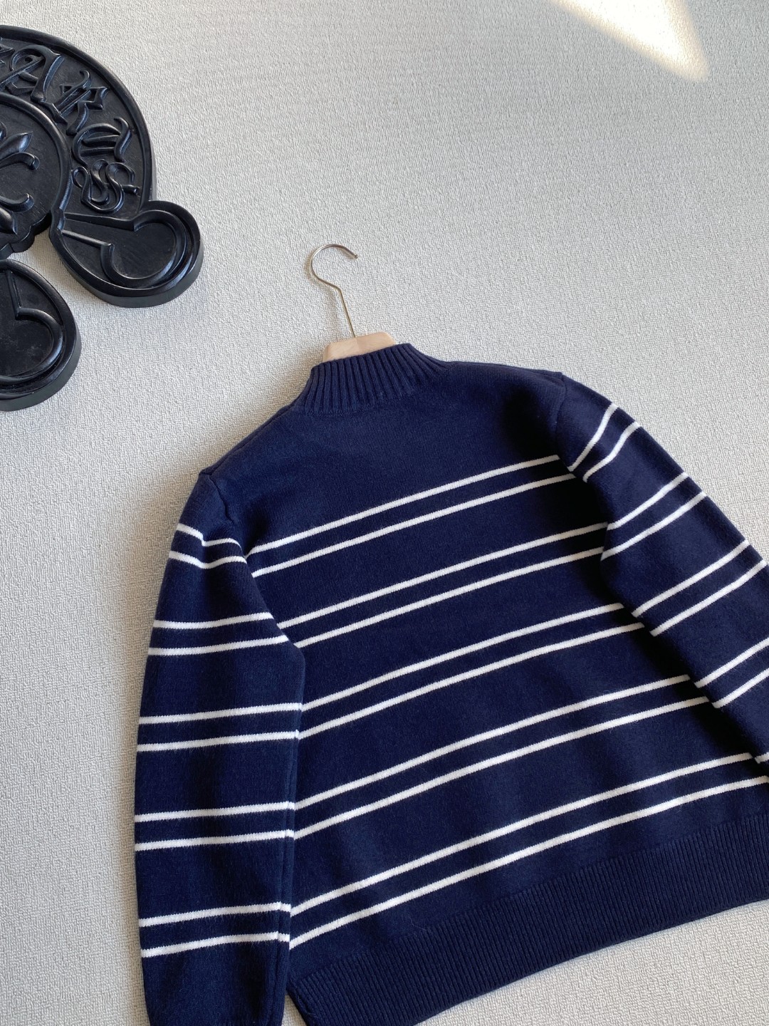 💰130alo新款女士加厚条纹半高领拼色条纹毛衣
胸前刺绣logo！低调又有辨识度，彰显品牌质感！
三种颜色，每一款都很百搭 面料舒适亲肤，弹性十足
温温柔柔的条纹毛衣来咯，超级厚实！软乎乎的上身超舒服，
面料软软糯糯很舒服，条纹小设计凸显青春学院风，
超级减龄的一款百搭神器，简约风格一点也不挑人
尺码：均码  胸围106衣长59  袖长56肩宽37 
80斤穿到140斤
颜色：深灰，米白，藏青