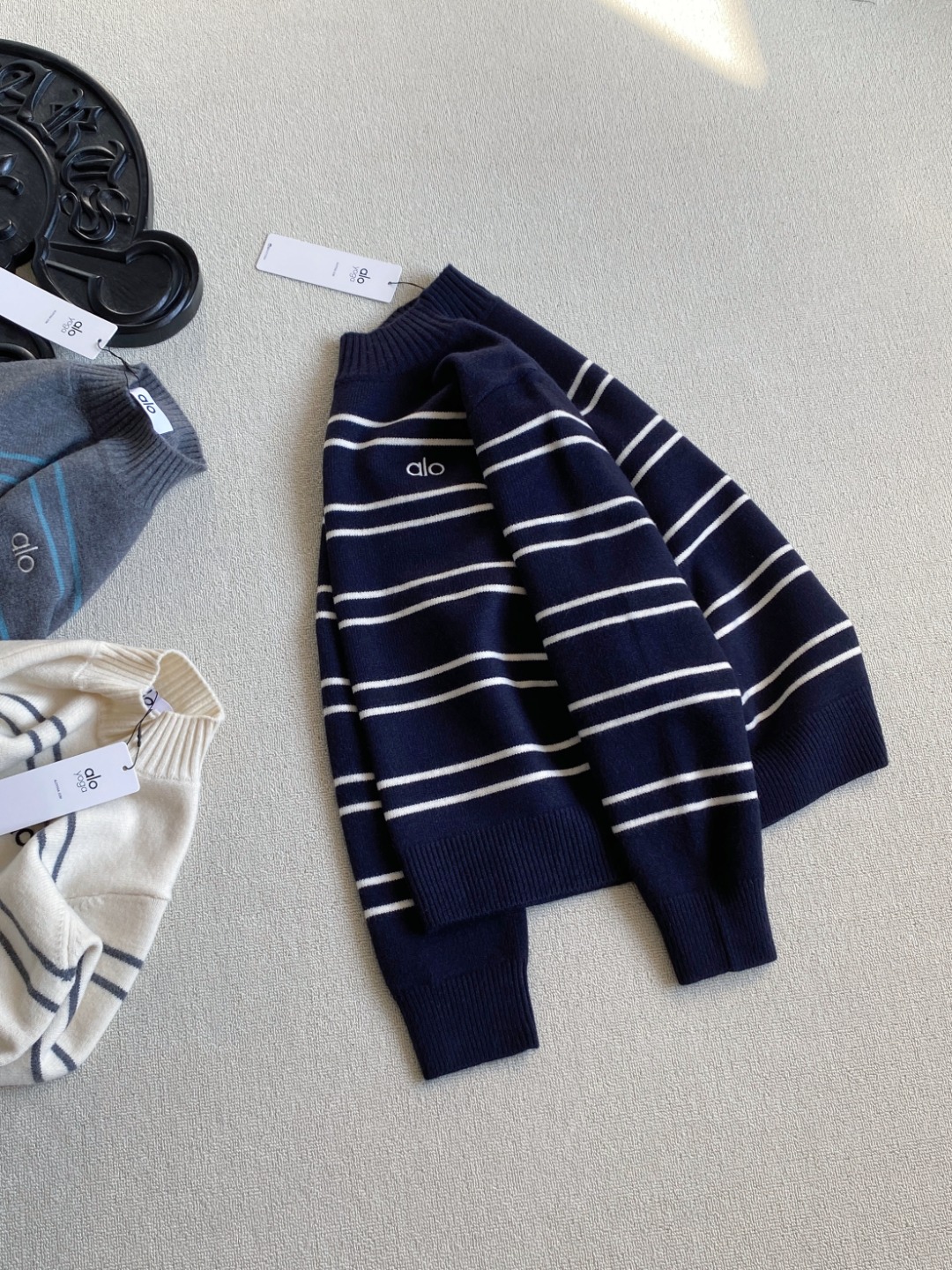 💰130alo新款女士加厚条纹半高领拼色条纹毛衣
胸前刺绣logo！低调又有辨识度，彰显品牌质感！
三种颜色，每一款都很百搭 面料舒适亲肤，弹性十足
温温柔柔的条纹毛衣来咯，超级厚实！软乎乎的上身超舒服，
面料软软糯糯很舒服，条纹小设计凸显青春学院风，
超级减龄的一款百搭神器，简约风格一点也不挑人
尺码：均码  胸围106衣长59  袖长56肩宽37 
80斤穿到140斤
颜色：深灰，米白，藏青