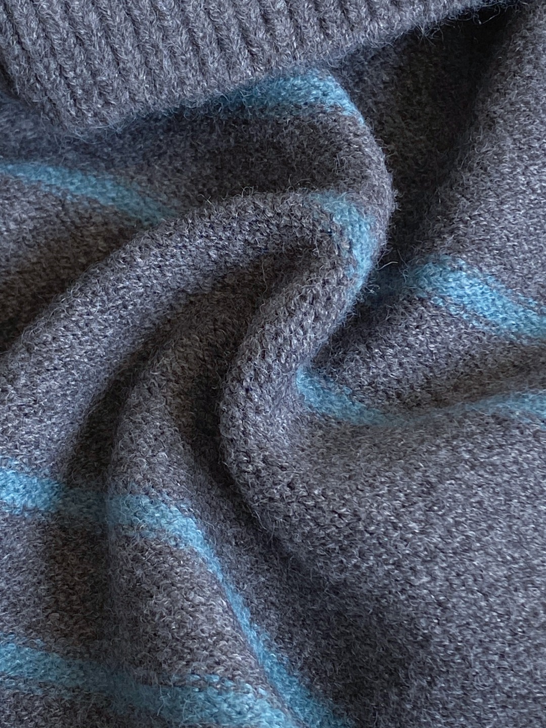 💰130alo新款女士加厚条纹半高领拼色条纹毛衣
胸前刺绣logo！低调又有辨识度，彰显品牌质感！
三种颜色，每一款都很百搭 面料舒适亲肤，弹性十足
温温柔柔的条纹毛衣来咯，超级厚实！软乎乎的上身超舒服，
面料软软糯糯很舒服，条纹小设计凸显青春学院风，
超级减龄的一款百搭神器，简约风格一点也不挑人
尺码：均码  胸围106衣长59  袖长56肩宽37 
80斤穿到140斤
颜色：深灰，米白，藏青