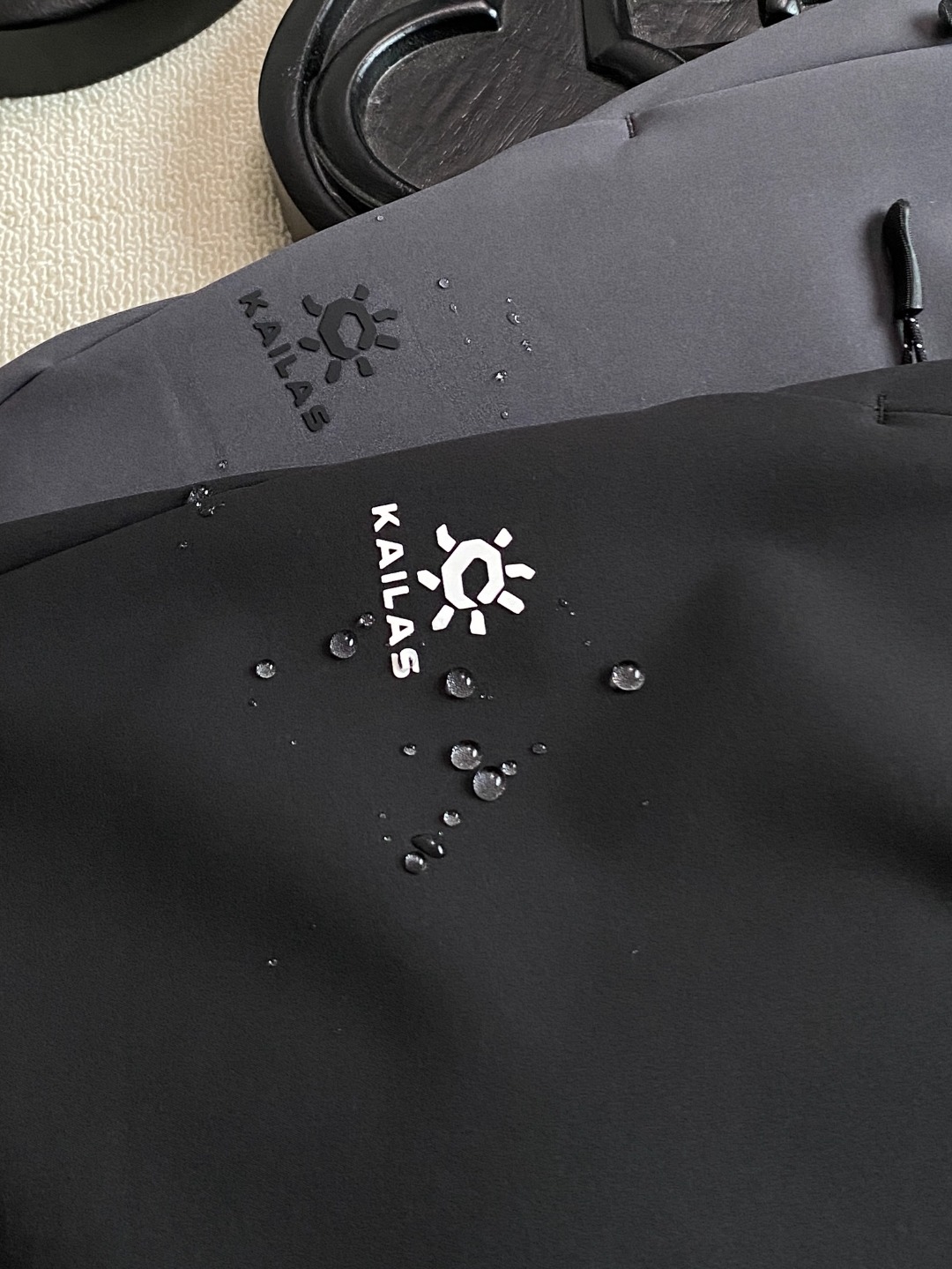 💰125 
KAILAS凯乐石专柜秋冬加厚新款小太阳软壳梭织休闲裤直口长裤户外运动直筒冲锋裤
工艺：无缝拉链口袋，腰部松紧抽绳设计
专业版型！3D立体印花LOGO，立体裆位剪裁大幅减少拉扯感180°纵向活动区，腿部、膝部立体剪裁，攀越0阻力，为长距离徒步而生，严防风雨灌入
专业设计特征：立体膝位，为抬腿、跨越等大幅度动作提供了充足的活动空间解决因膝位紧绷导致的无法正常发力问题。
钻石立裆源自专业的攀岩裤结构，可增加裆部的活动空间大幅减少横向活动时拉扯感。
颜色：黑色 深灰色
尺码M-3XL