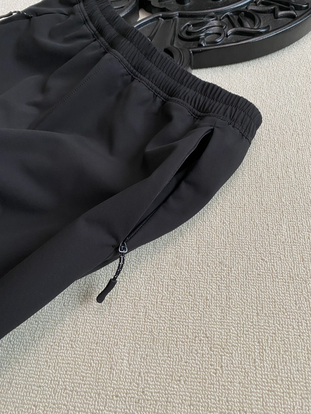 💰125 
KAILAS凯乐石专柜秋冬加厚新款小太阳软壳梭织休闲裤直口长裤户外运动直筒冲锋裤
工艺：无缝拉链口袋，腰部松紧抽绳设计
专业版型！3D立体印花LOGO，立体裆位剪裁大幅减少拉扯感180°纵向活动区，腿部、膝部立体剪裁，攀越0阻力，为长距离徒步而生，严防风雨灌入
专业设计特征：立体膝位，为抬腿、跨越等大幅度动作提供了充足的活动空间解决因膝位紧绷导致的无法正常发力问题。
钻石立裆源自专业的攀岩裤结构，可增加裆部的活动空间大幅减少横向活动时拉扯感。
颜色：黑色 深灰色
尺码M-3XL