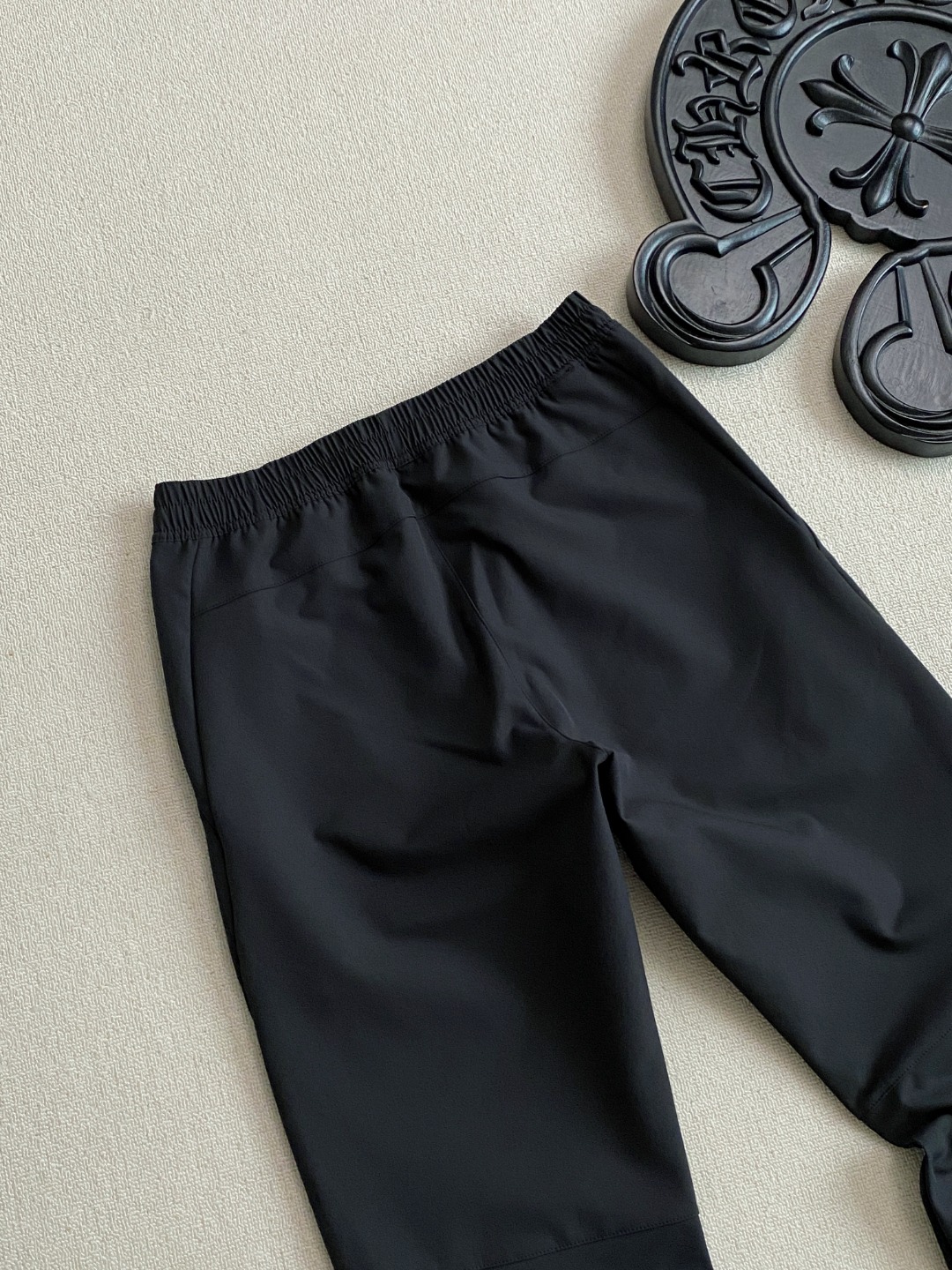 💰125 
KAILAS凯乐石专柜秋冬加厚新款小太阳软壳梭织休闲裤直口长裤户外运动直筒冲锋裤
工艺：无缝拉链口袋，腰部松紧抽绳设计
专业版型！3D立体印花LOGO，立体裆位剪裁大幅减少拉扯感180°纵向活动区，腿部、膝部立体剪裁，攀越0阻力，为长距离徒步而生，严防风雨灌入
专业设计特征：立体膝位，为抬腿、跨越等大幅度动作提供了充足的活动空间解决因膝位紧绷导致的无法正常发力问题。
钻石立裆源自专业的攀岩裤结构，可增加裆部的活动空间大幅减少横向活动时拉扯感。
颜色：黑色 深灰色
尺码M-3XL