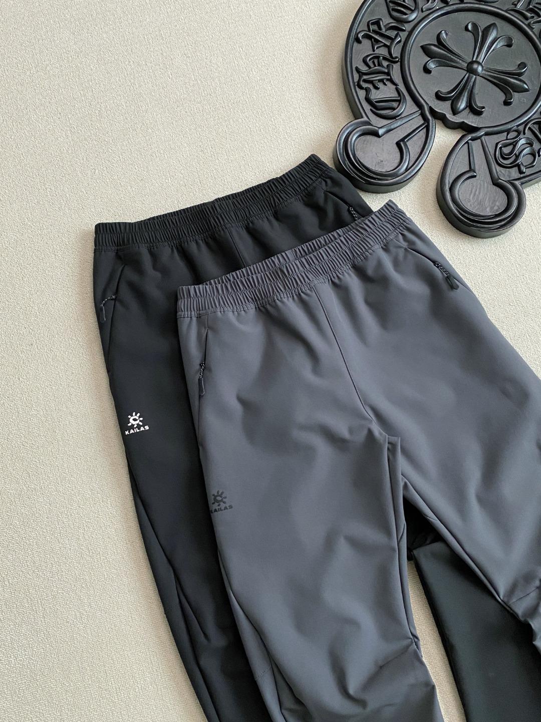 💰125 
KAILAS凯乐石专柜秋冬加厚新款小太阳软壳梭织休闲裤直口长裤户外运动直筒冲锋裤
工艺：无缝拉链口袋，腰部松紧抽绳设计
专业版型！3D立体印花LOGO，立体裆位剪裁大幅减少拉扯感180°纵向活动区，腿部、膝部立体剪裁，攀越0阻力，为长距离徒步而生，严防风雨灌入
专业设计特征：立体膝位，为抬腿、跨越等大幅度动作提供了充足的活动空间解决因膝位紧绷导致的无法正常发力问题。
钻石立裆源自专业的攀岩裤结构，可增加裆部的活动空间大幅减少横向活动时拉扯感。
颜色：黑色 深灰色
尺码M-3XL