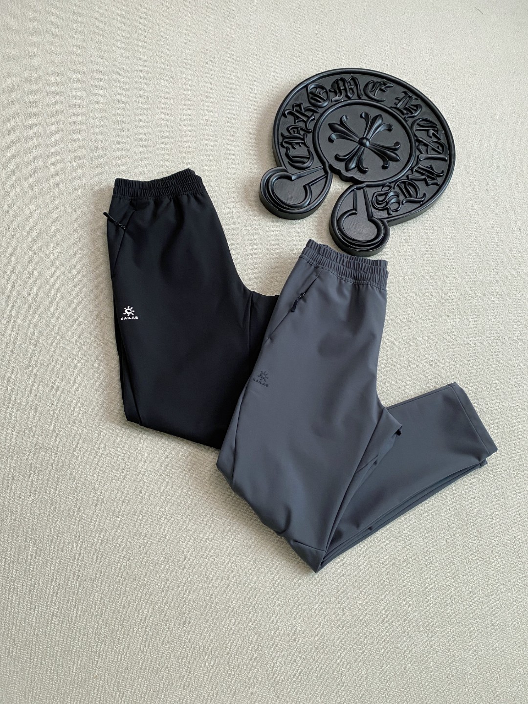 💰125 
KAILAS凯乐石专柜秋冬加厚新款小太阳软壳梭织休闲裤直口长裤户外运动直筒冲锋裤
工艺：无缝拉链口袋，腰部松紧抽绳设计
专业版型！3D立体印花LOGO，立体裆位剪裁大幅减少拉扯感180°纵向活动区，腿部、膝部立体剪裁，攀越0阻力，为长距离徒步而生，严防风雨灌入
专业设计特征：立体膝位，为抬腿、跨越等大幅度动作提供了充足的活动空间解决因膝位紧绷导致的无法正常发力问题。
钻石立裆源自专业的攀岩裤结构，可增加裆部的活动空间大幅减少横向活动时拉扯感。
颜色：黑色 深灰色
尺码M-3XL