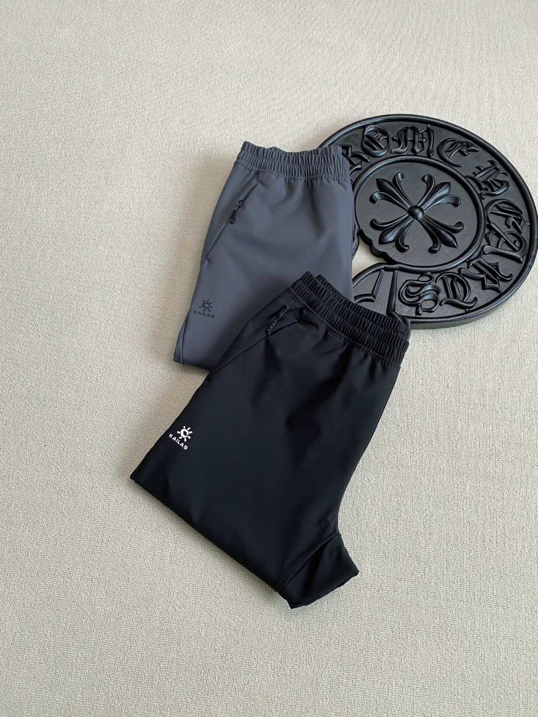 💰125 
KAILAS凯乐石专柜秋冬加厚新款小太阳软壳梭织休闲裤直口长裤户外运动直筒冲锋裤
工艺：无缝拉链口袋，腰部松紧抽绳设计
专业版型！3D立体印花LOGO，立体裆位剪裁大幅减少拉扯感180°纵向活动区，腿部、膝部立体剪裁，攀越0阻力，为长距离徒步而生，严防风雨灌入
专业设计特征：立体膝位，为抬腿、跨越等大幅度动作提供了充足的活动空间解决因膝位紧绷导致的无法正常发力问题。
钻石立裆源自专业的攀岩裤结构，可增加裆部的活动空间大幅减少横向活动时拉扯感。
颜色：黑色 深灰色
尺码M-3XL