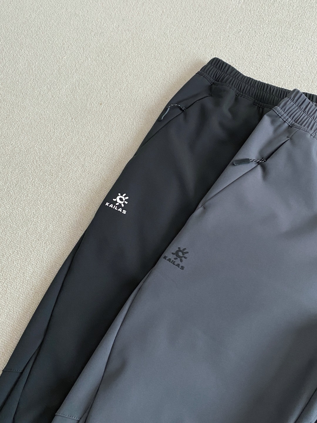 💰125 
KAILAS凯乐石专柜秋冬加厚新款小太阳软壳梭织休闲裤直口长裤户外运动直筒冲锋裤
工艺：无缝拉链口袋，腰部松紧抽绳设计
专业版型！3D立体印花LOGO，立体裆位剪裁大幅减少拉扯感180°纵向活动区，腿部、膝部立体剪裁，攀越0阻力，为长距离徒步而生，严防风雨灌入
专业设计特征：立体膝位，为抬腿、跨越等大幅度动作提供了充足的活动空间解决因膝位紧绷导致的无法正常发力问题。
钻石立裆源自专业的攀岩裤结构，可增加裆部的活动空间大幅减少横向活动时拉扯感。
颜色：黑色 深灰色
尺码M-3XL