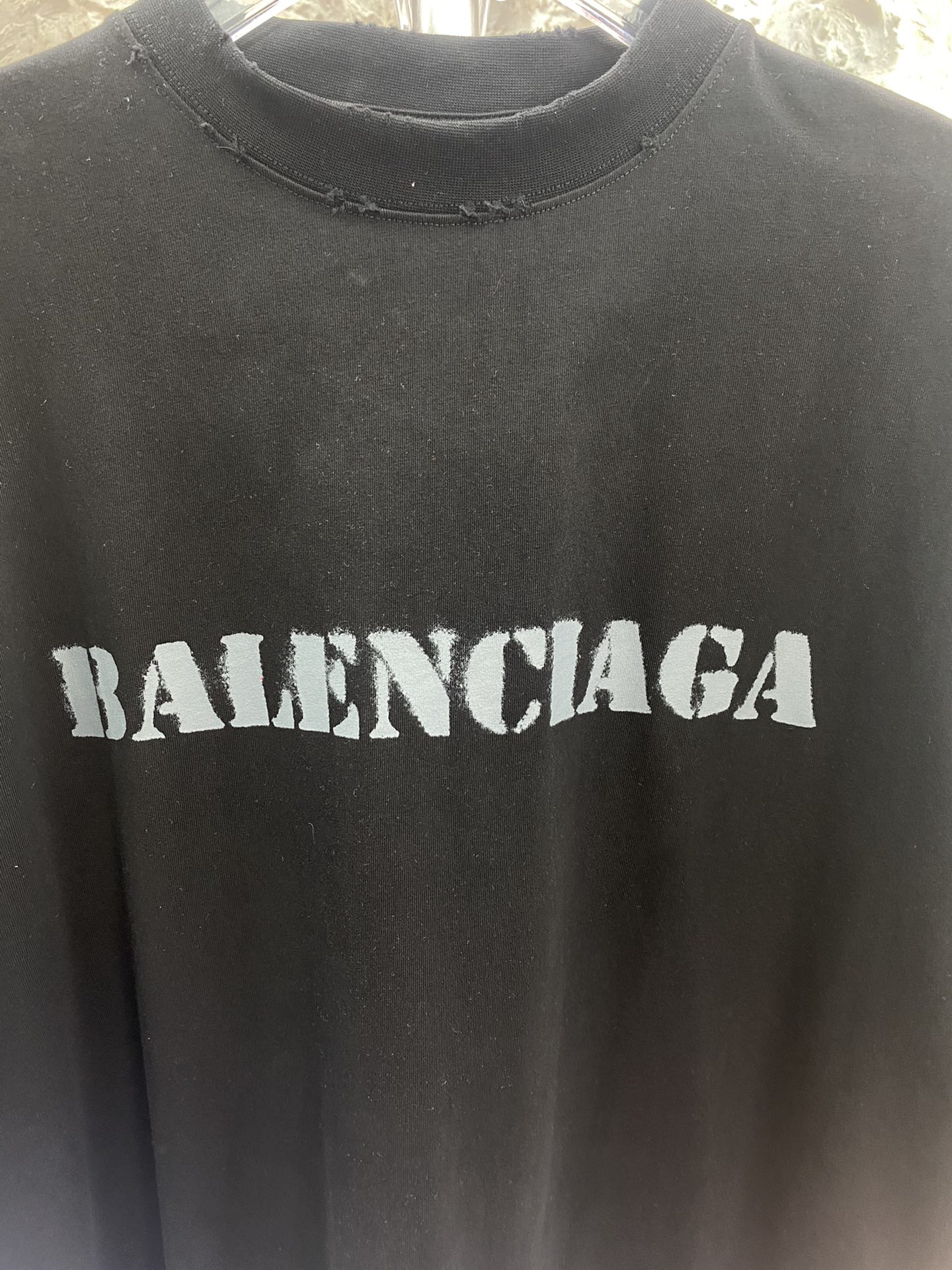 Balenciaga巴黎世家喷砂logo字母短袖Tee袖子以及下摆采用磨烂效果走线平直线距一致内里处理干
