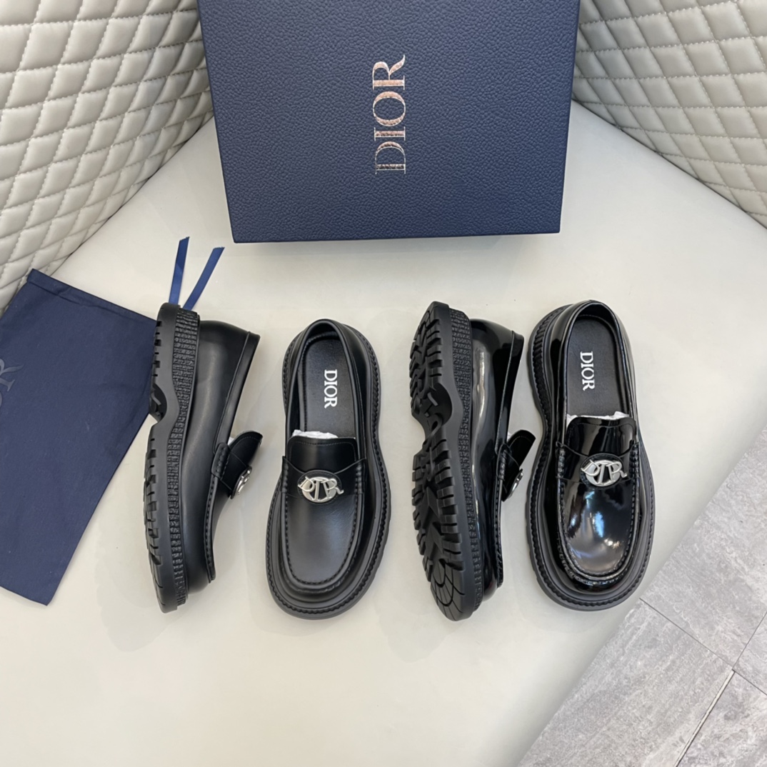 Precio de venta: P230 Marca comercial: Dio* Zapatos de cueroTalla: 39-44(45.46 disponible)Material: 